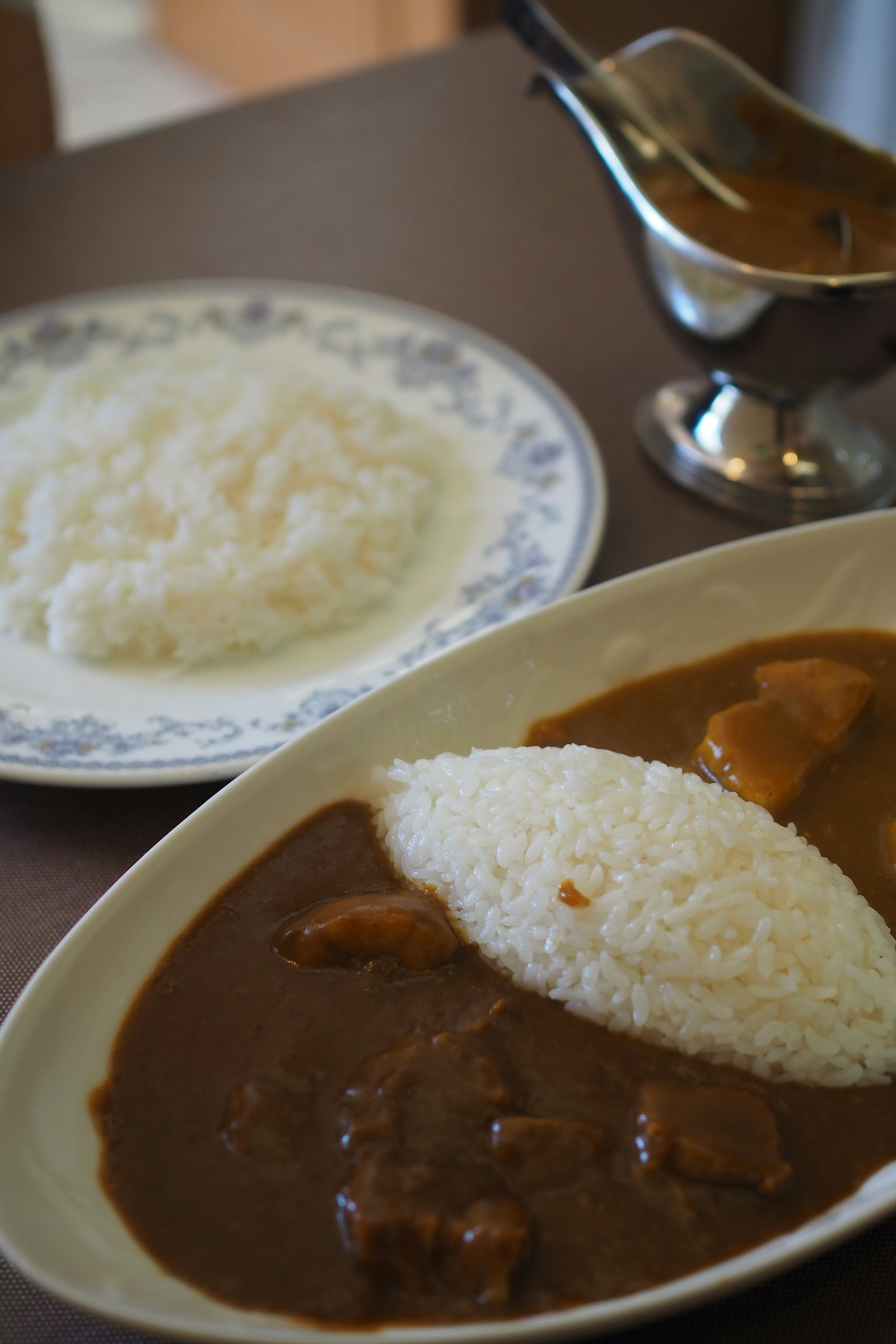 Un plato de curry con un montón de arroz y ingredientes de curry