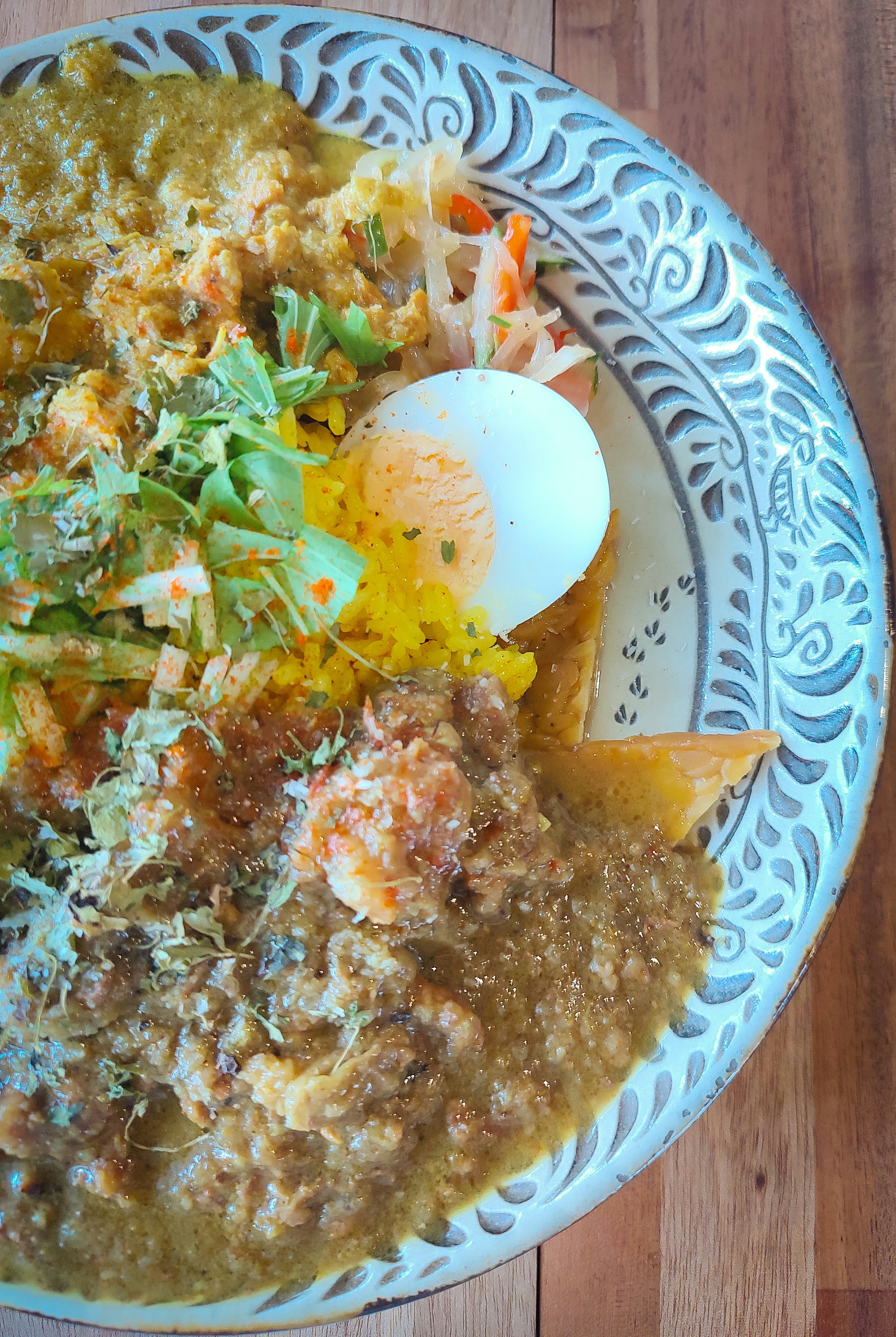 スパイス香るカレーと温泉卵、彩り野菜の一皿