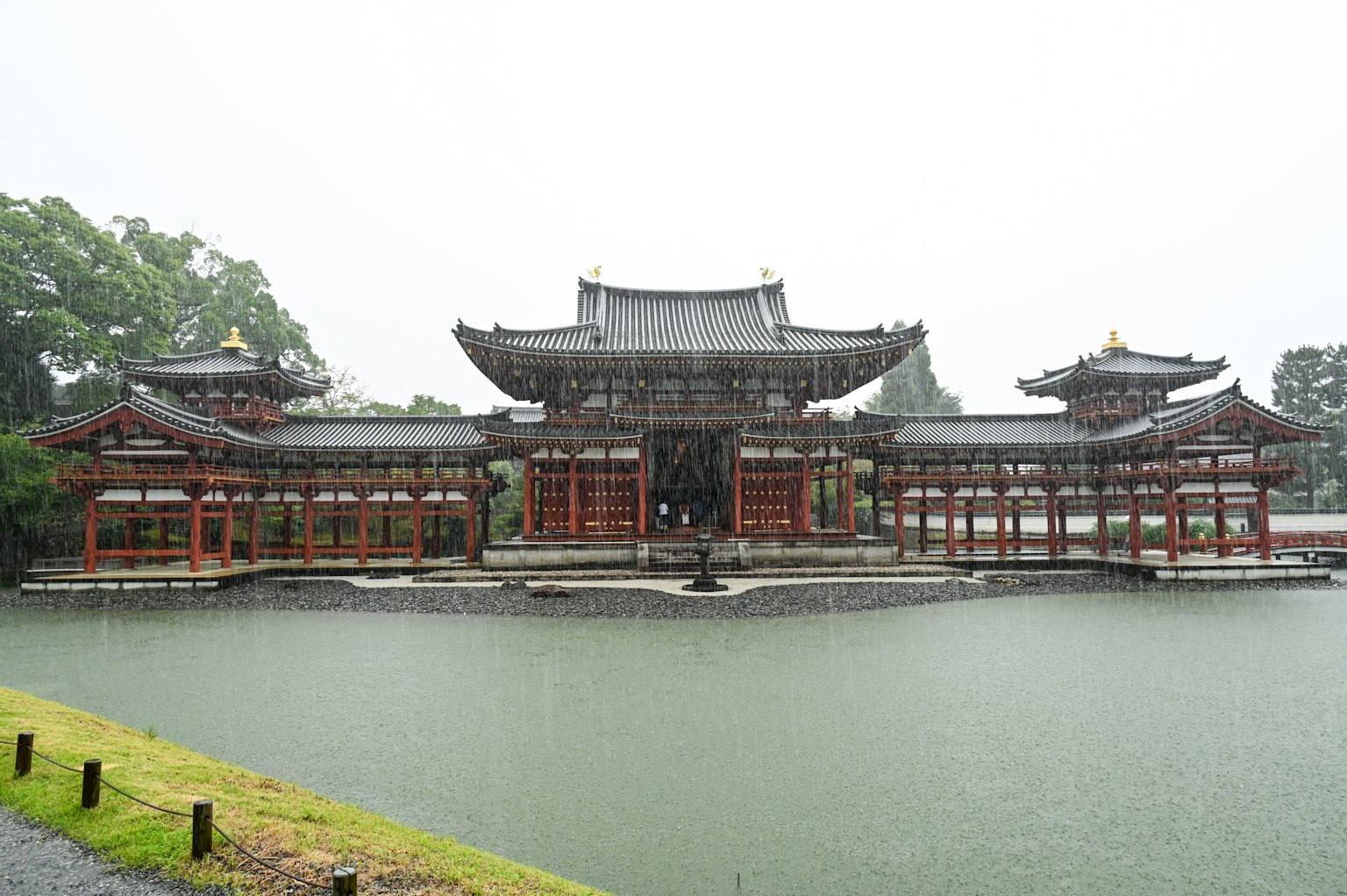 Vue magnifique du temple Byodoin sous la pluie