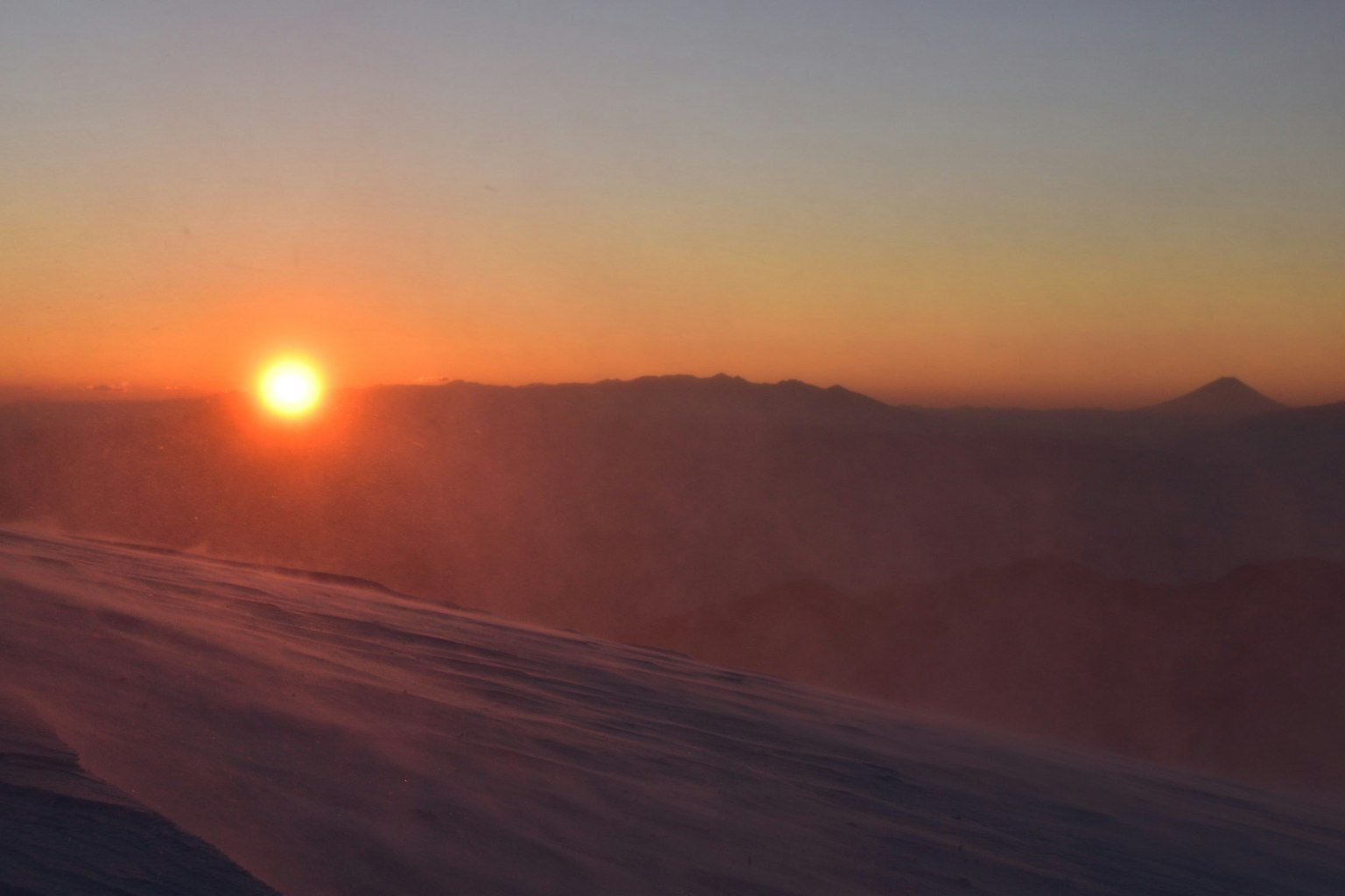 Un paesaggio bellissimo con il tramonto dietro le montagne