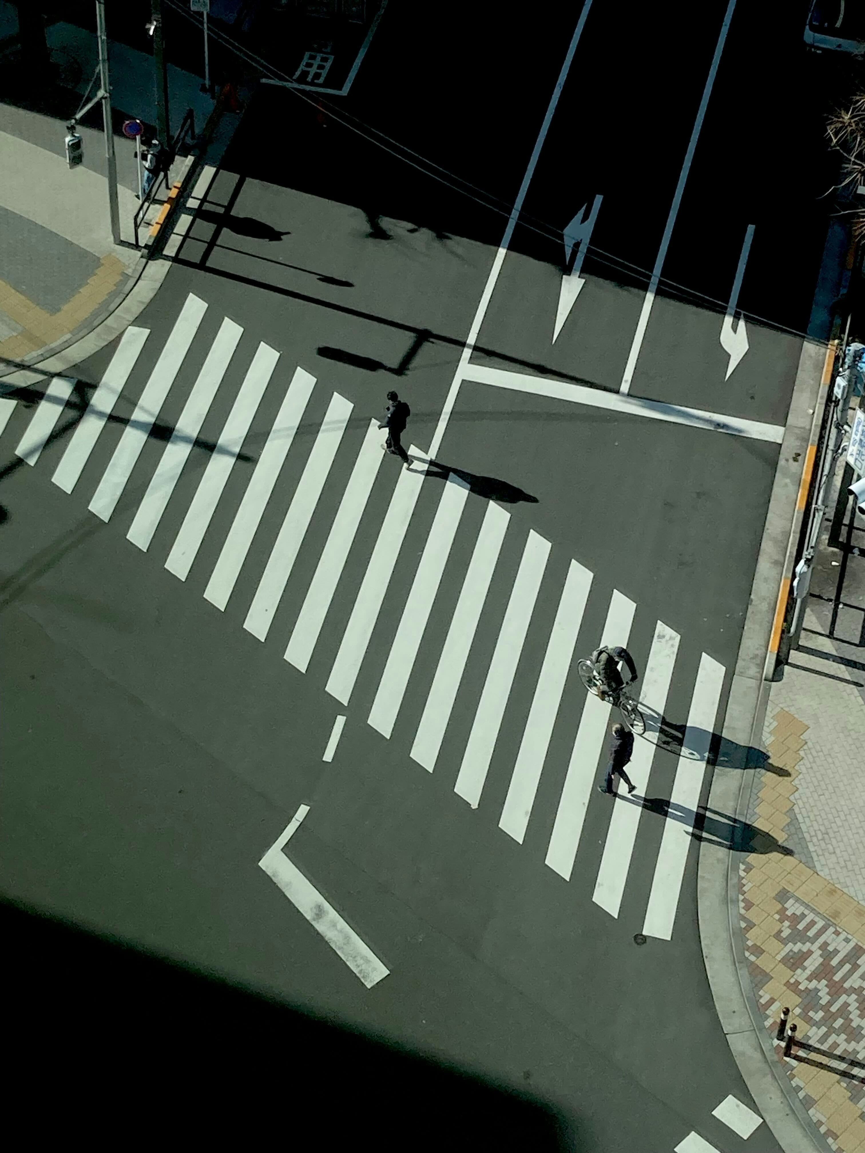 横断歩道を渡る人々のある交差点の俯瞰画像