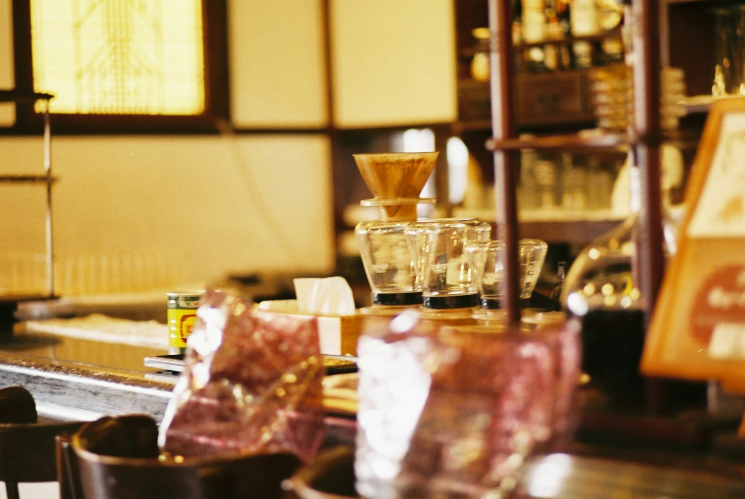 咖啡館內部，配有咖啡設備和玻璃器具