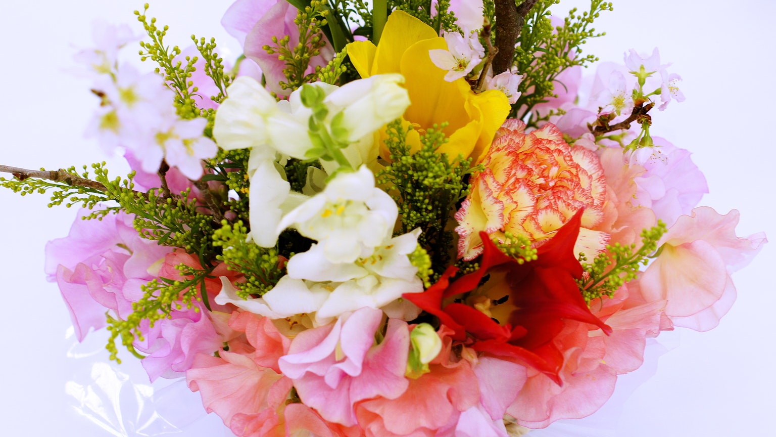 Un ramo colorido con flores rosas amarillas blancas y rojas