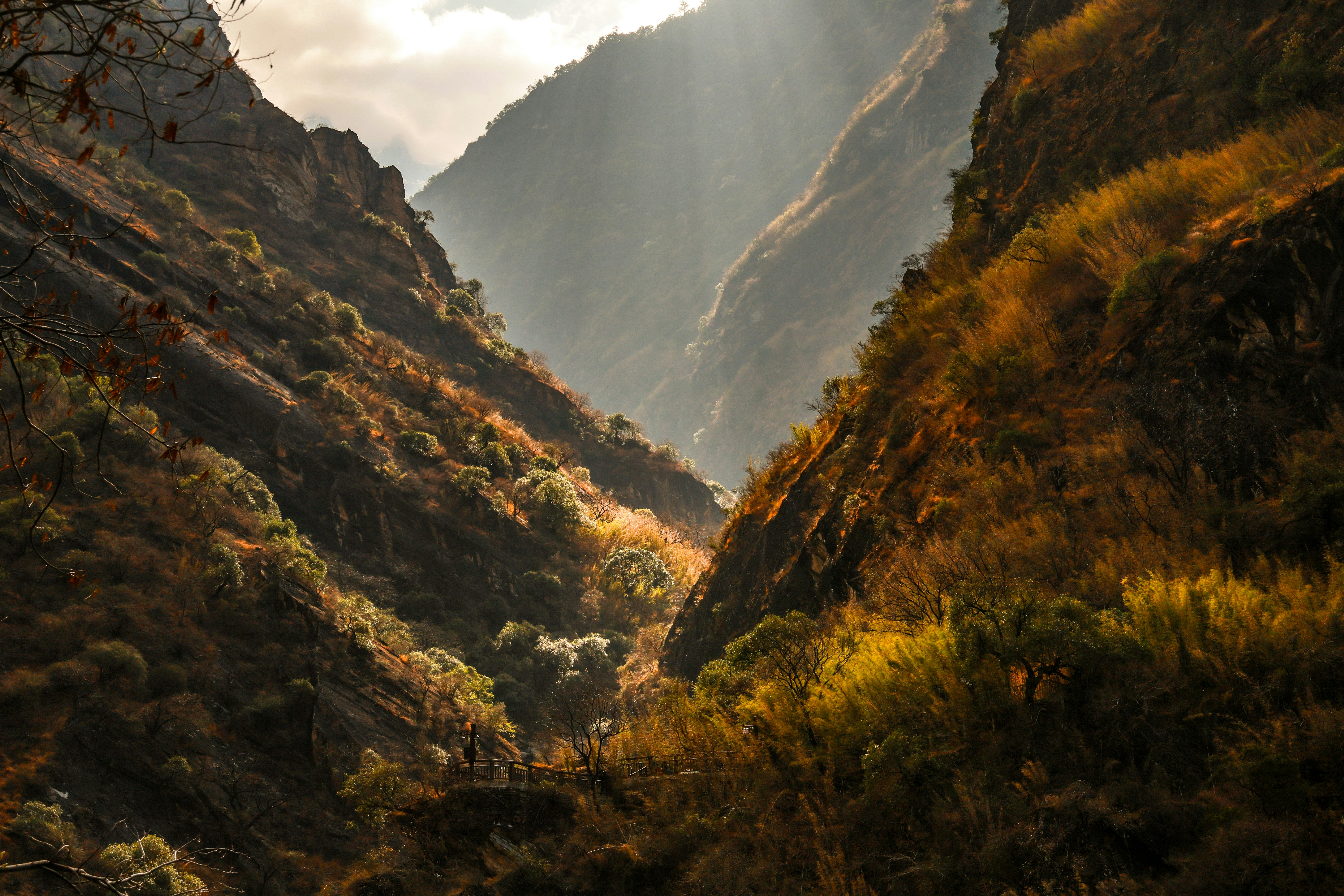 渓谷を照らす光の差し込む山の景色