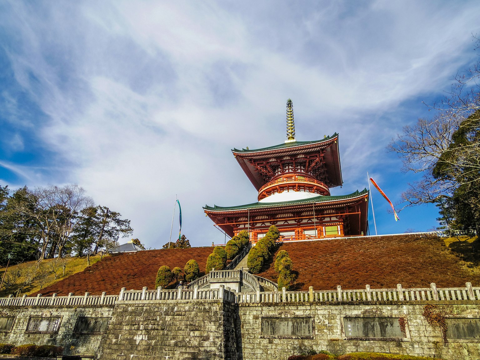 Une belle tour de temple se dresse sous un ciel bleu