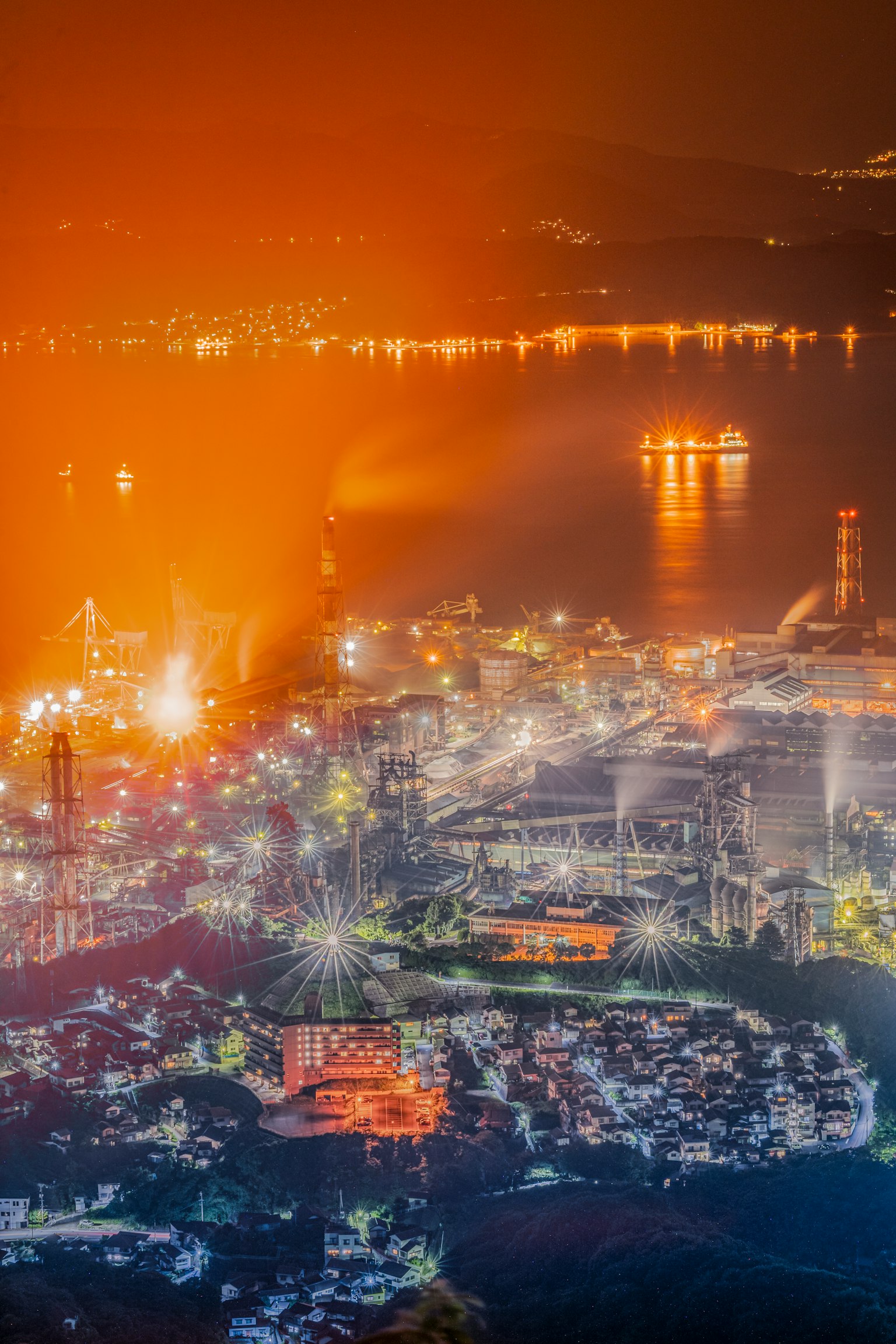 Pemandangan malam area industri dengan cahaya terang