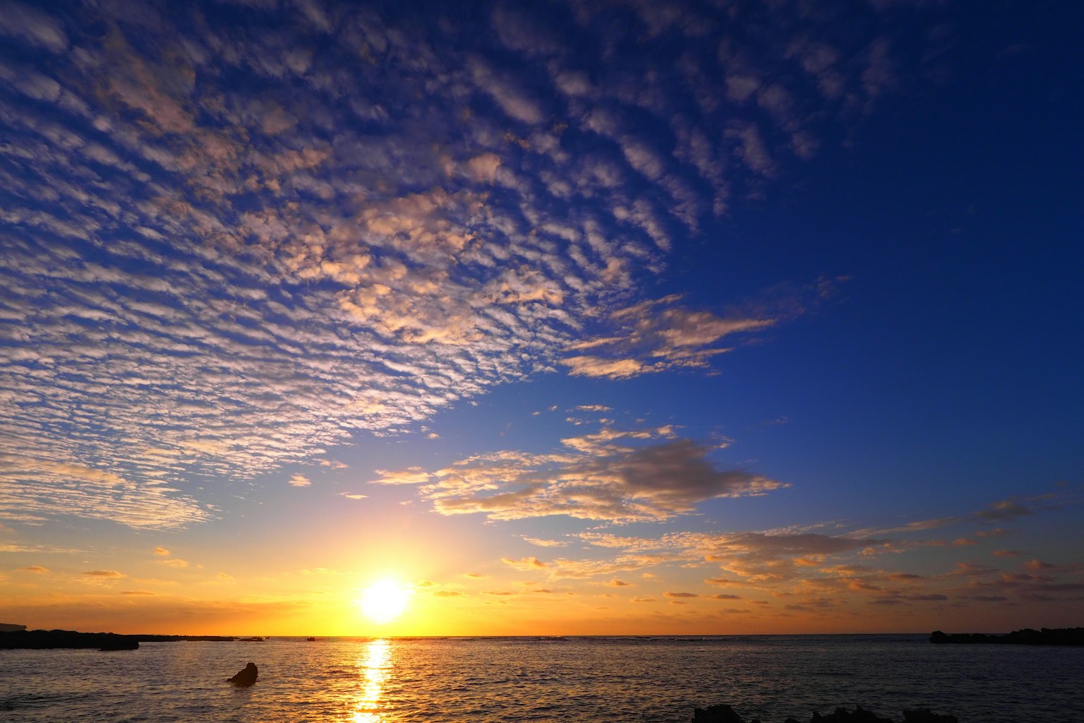 Bellissimo tramonto che si riflette sulla superficie dell'acqua del mare