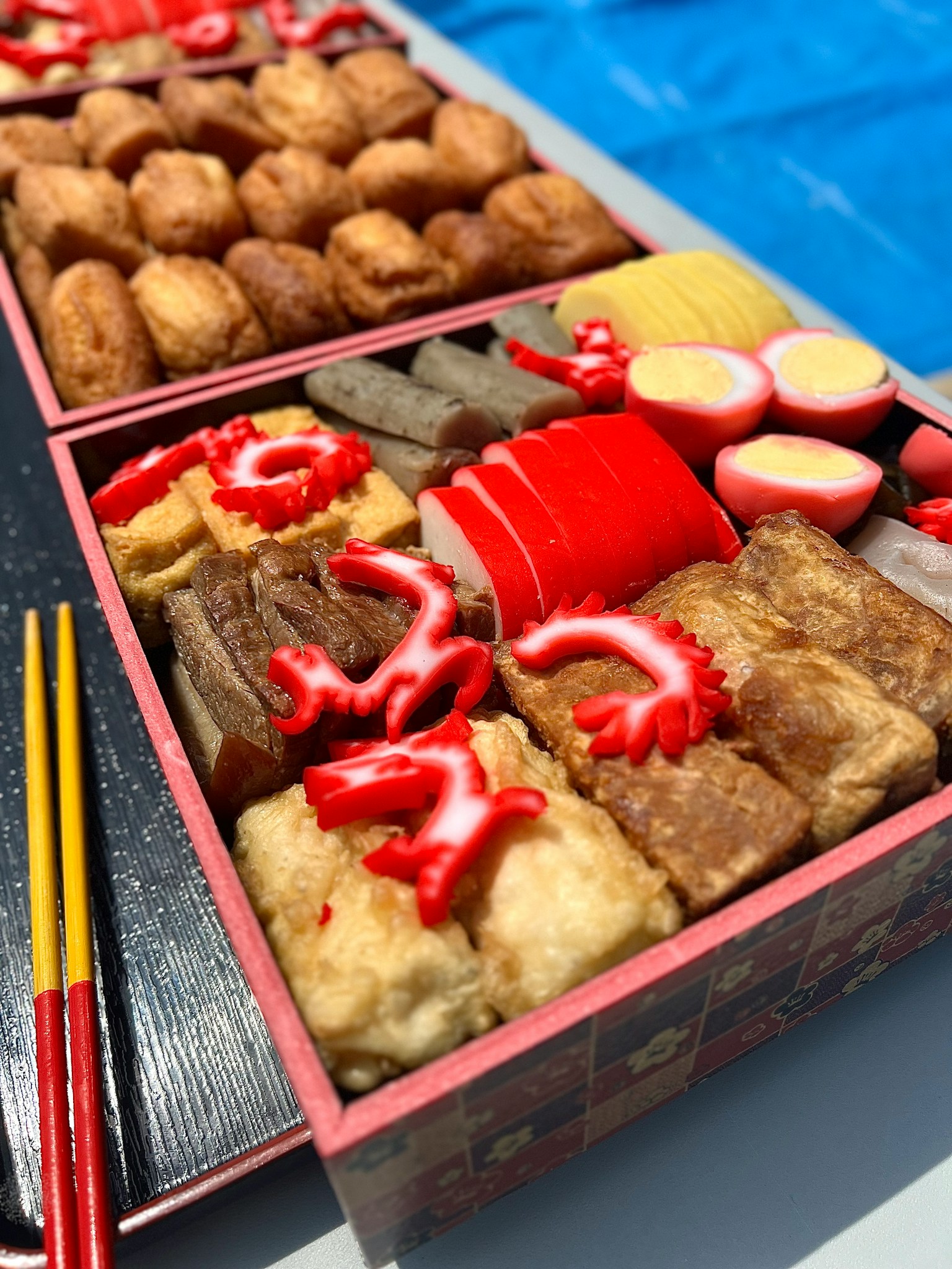 色とりどりの和風おせち料理が盛り付けられた重箱