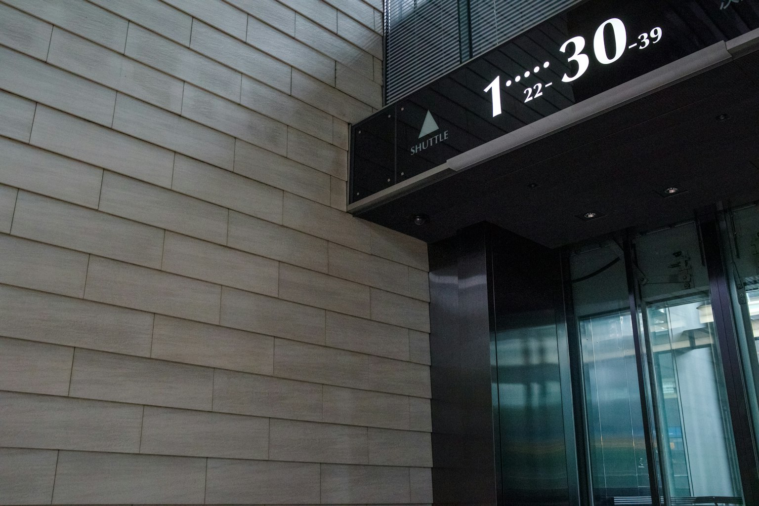 Tampilan lift dengan desain dinding modern