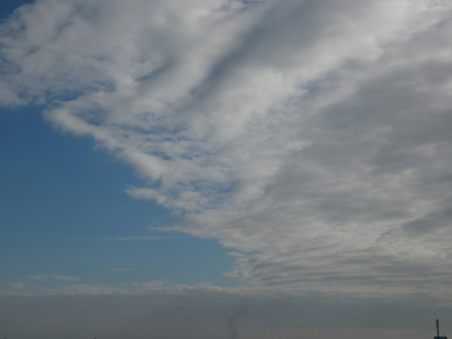 Bellissimo contrasto tra cielo blu e nuvole
