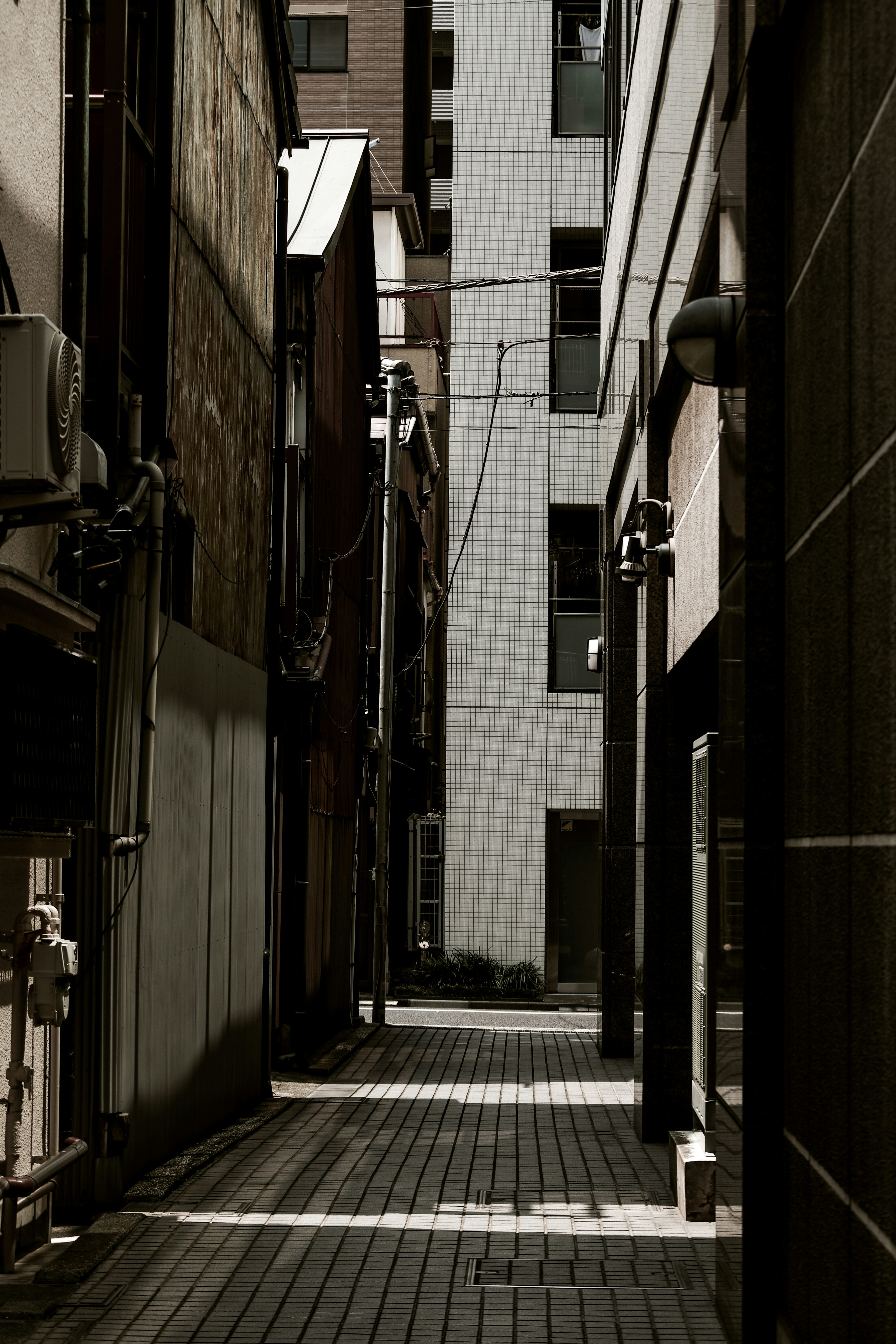 路地に並ぶ建物と細い通路の街並み