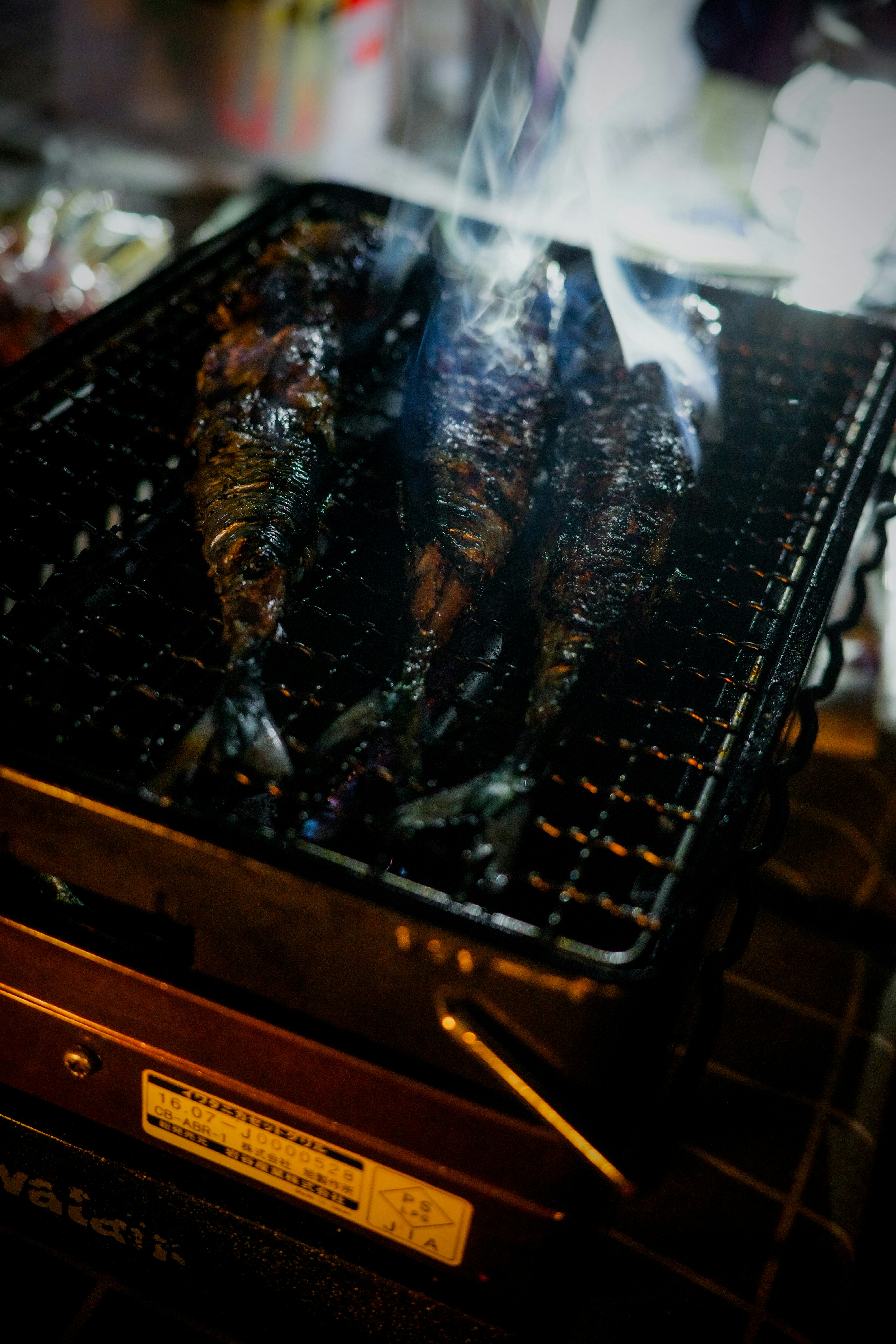 冒煙的鐵板燒烤串和肉