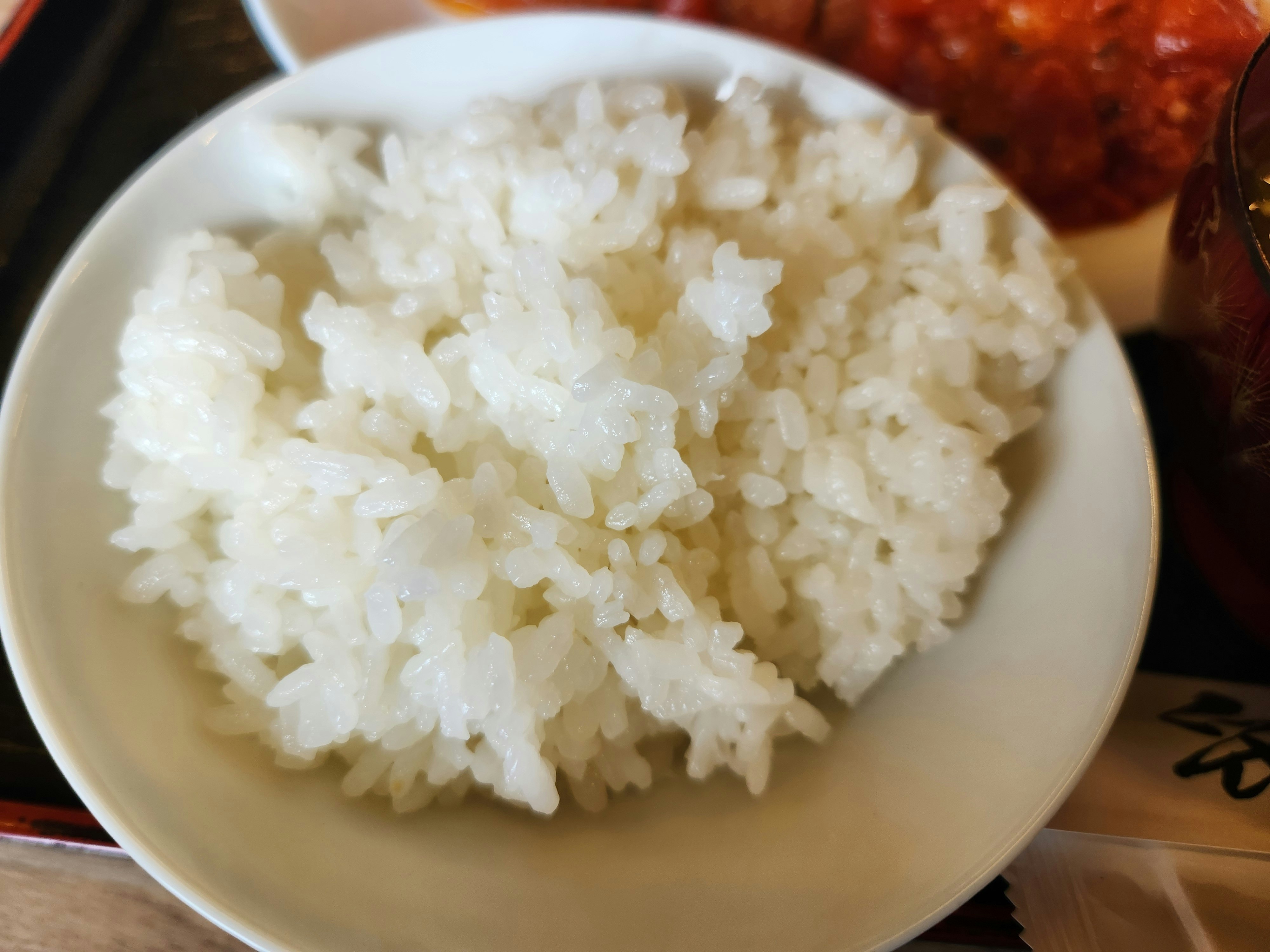 白米の盛り付けられたご飯の皿