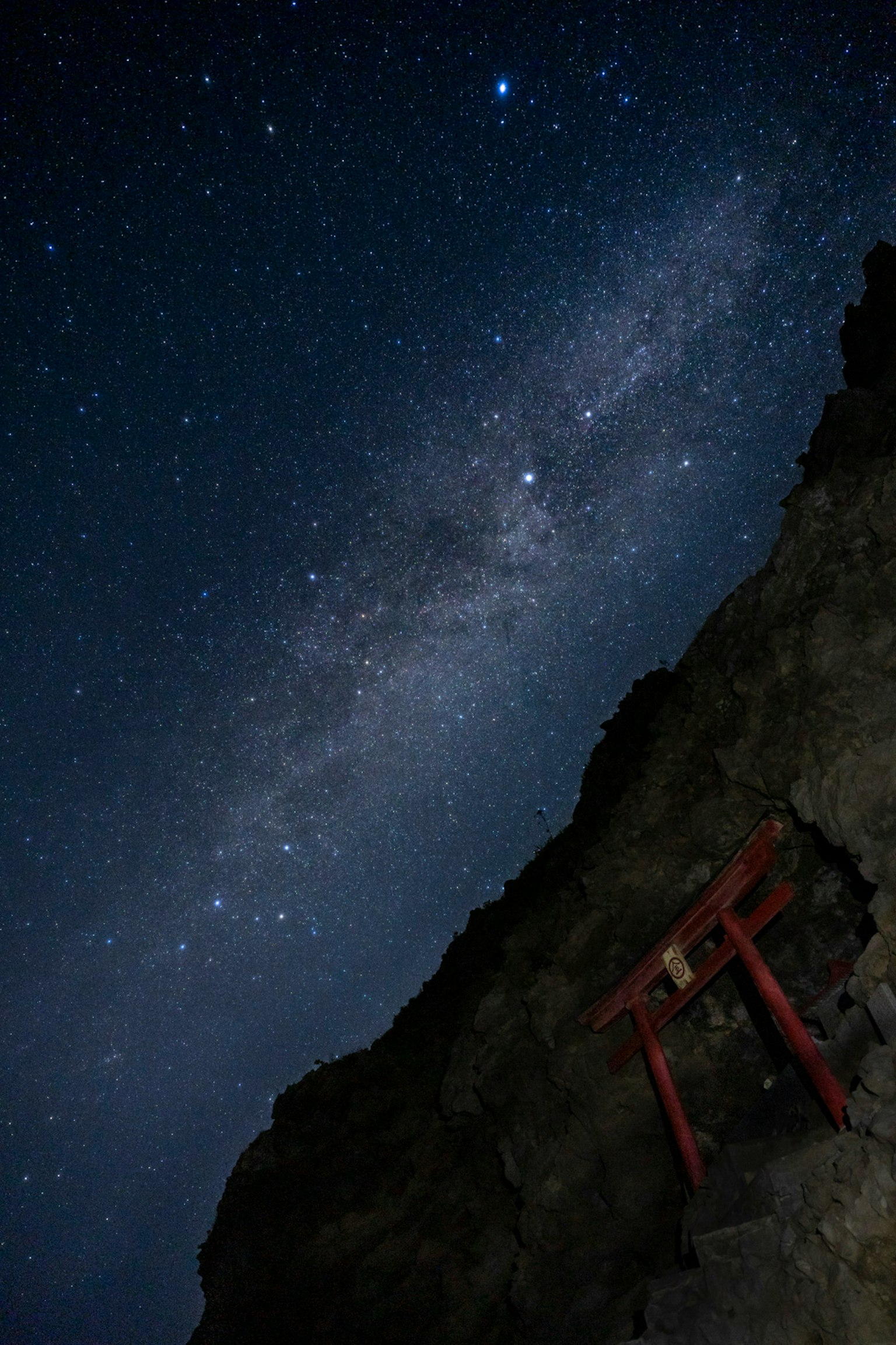 夜景中有星空和红色鸟居的景观