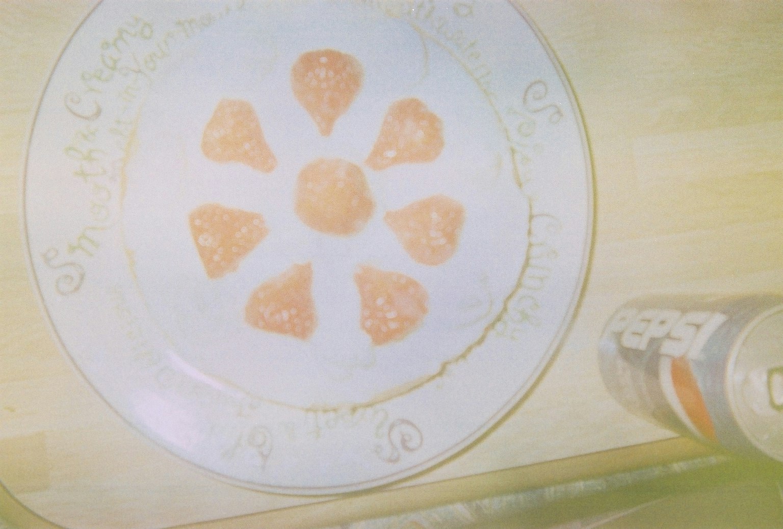 白い皿に並べられたオレンジ色のスライスフルーツ