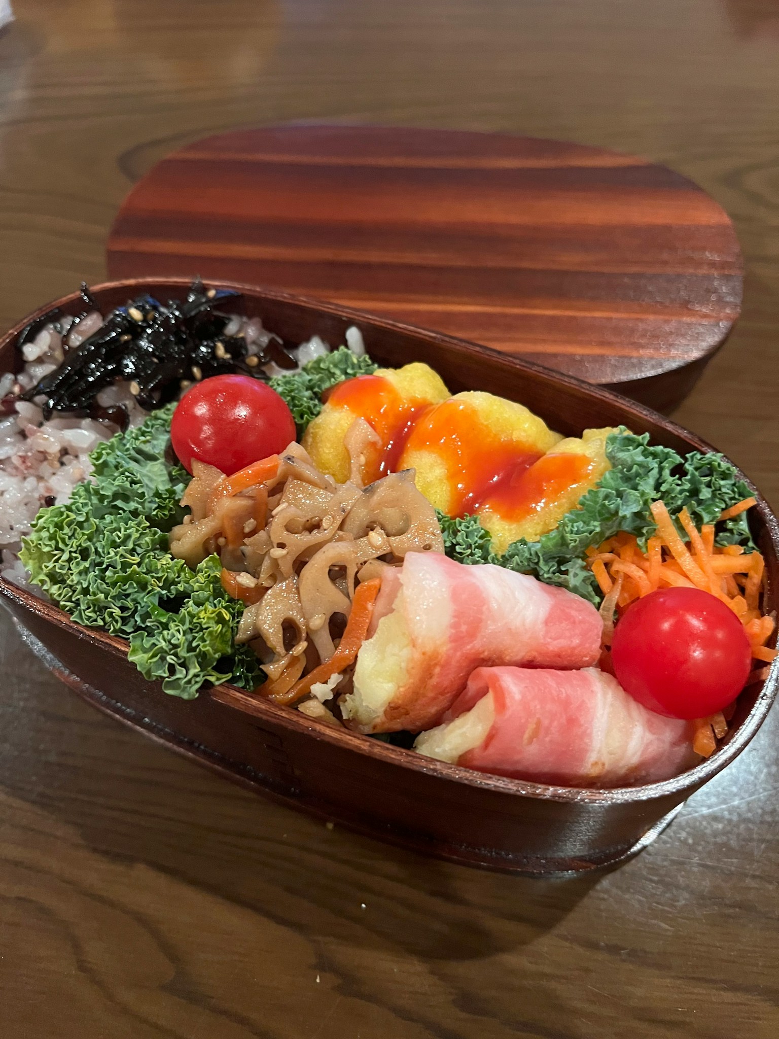 Hộp bento đầy màu sắc với nhiều nguyên liệu khác nhau