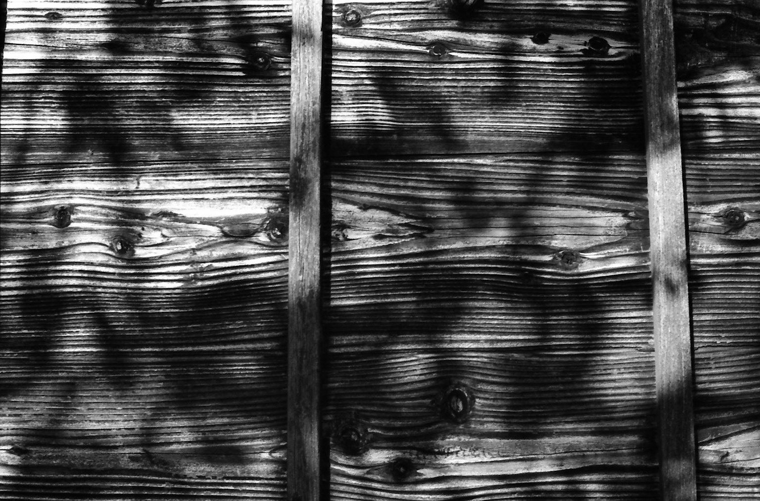 Modèles et textures d'ombres sur des planches en bois