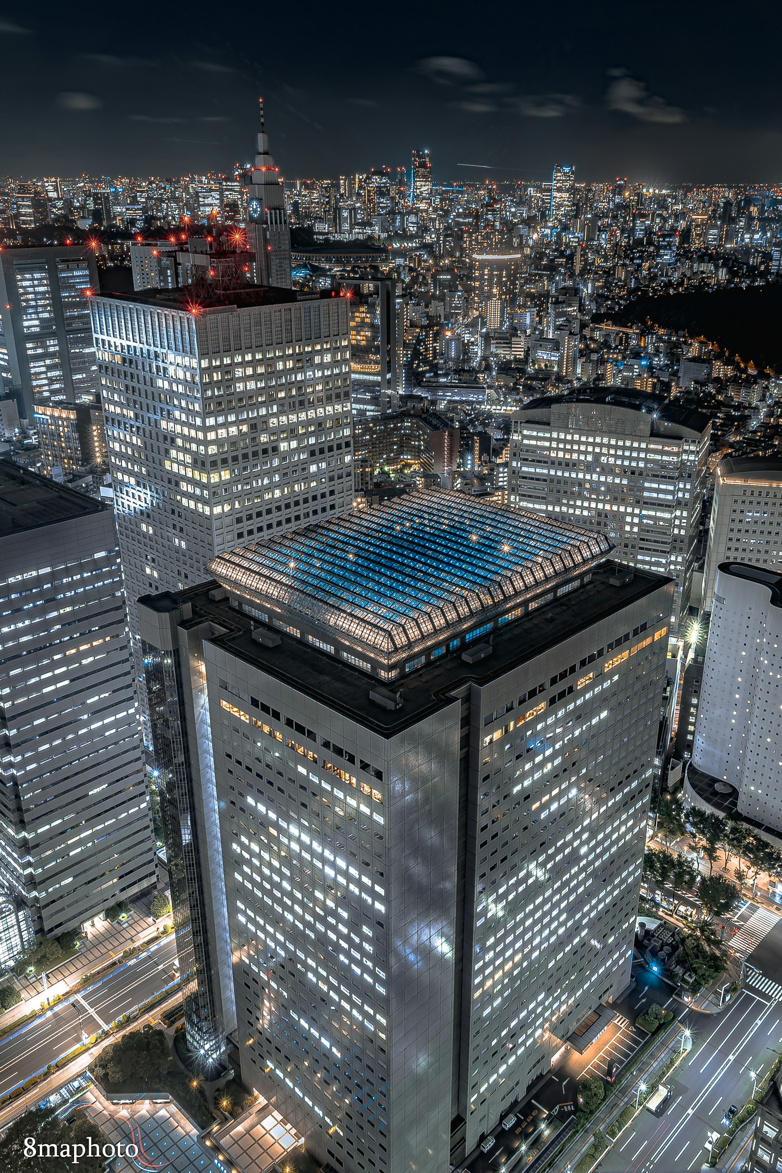 Vista aérea de los rascacielos de Tokio con luces urbanas vibrantes por la noche