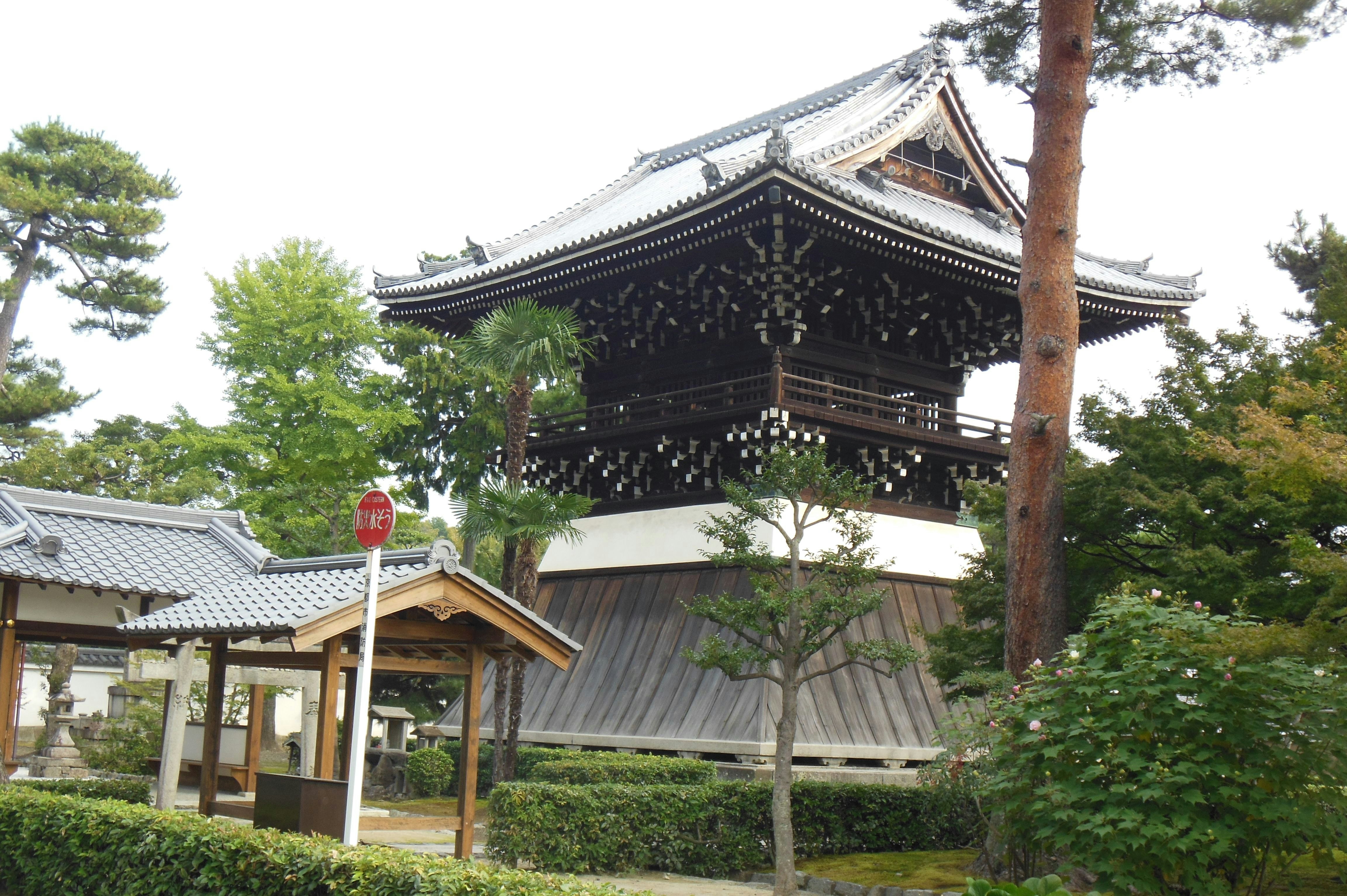 寺廟鐘樓與庭院綠意景色