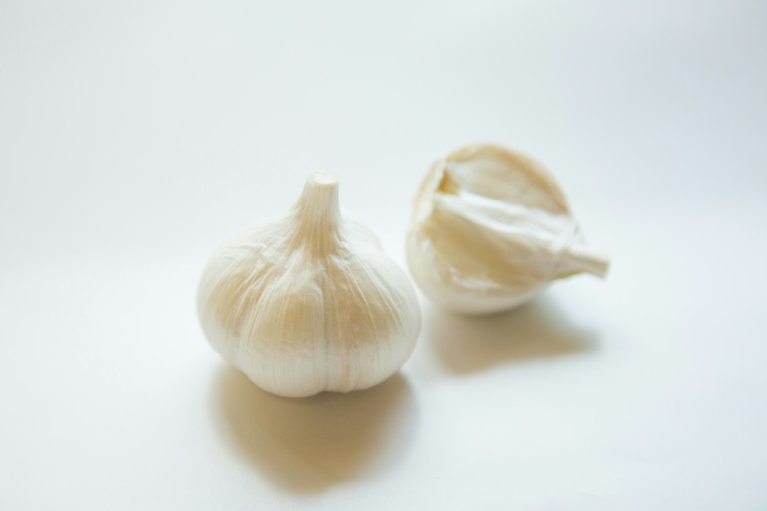 Dua siung bawang putih di atas latar belakang putih