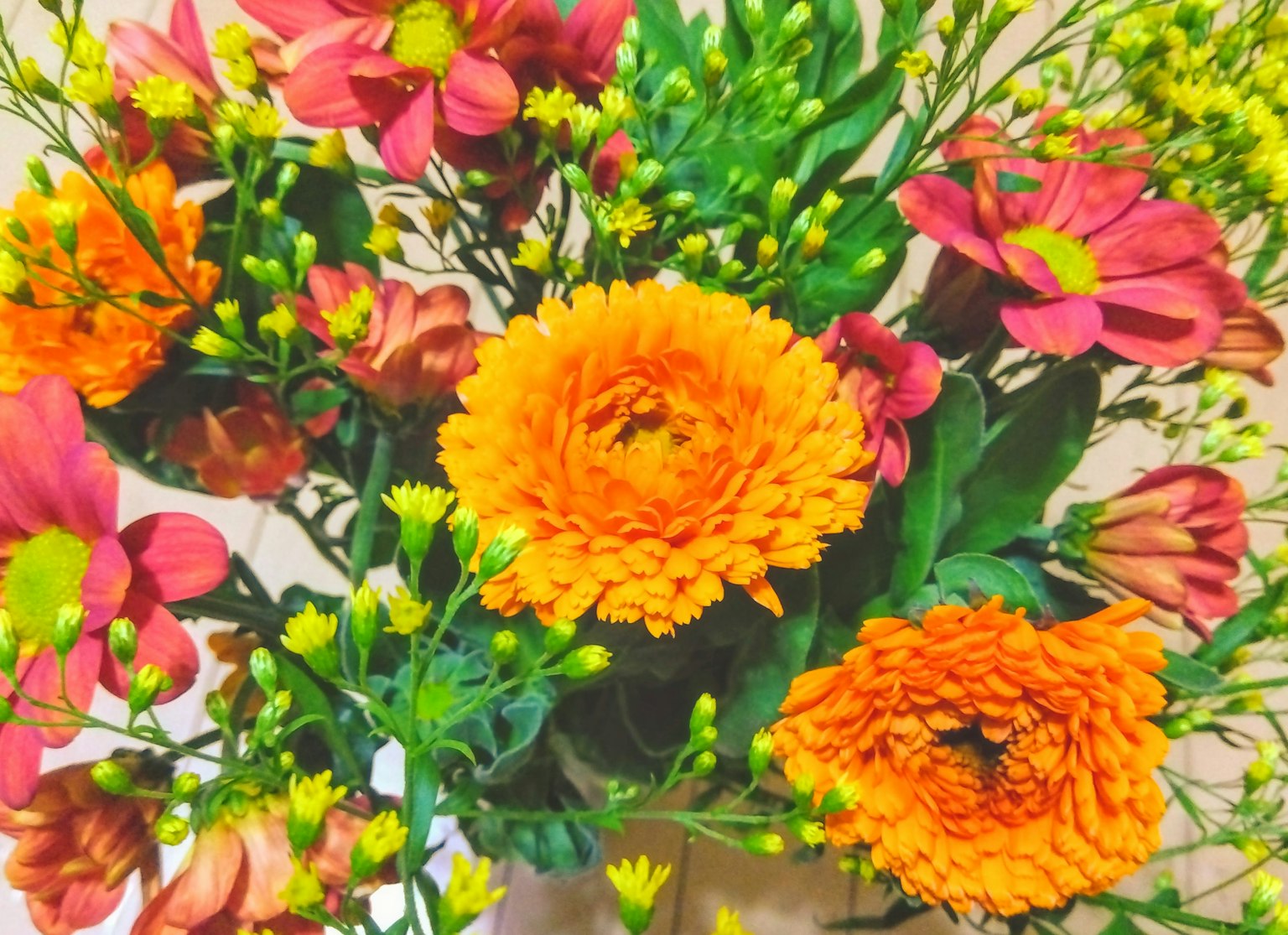 色彩鮮豔的花束包含橙色和粉色花朵