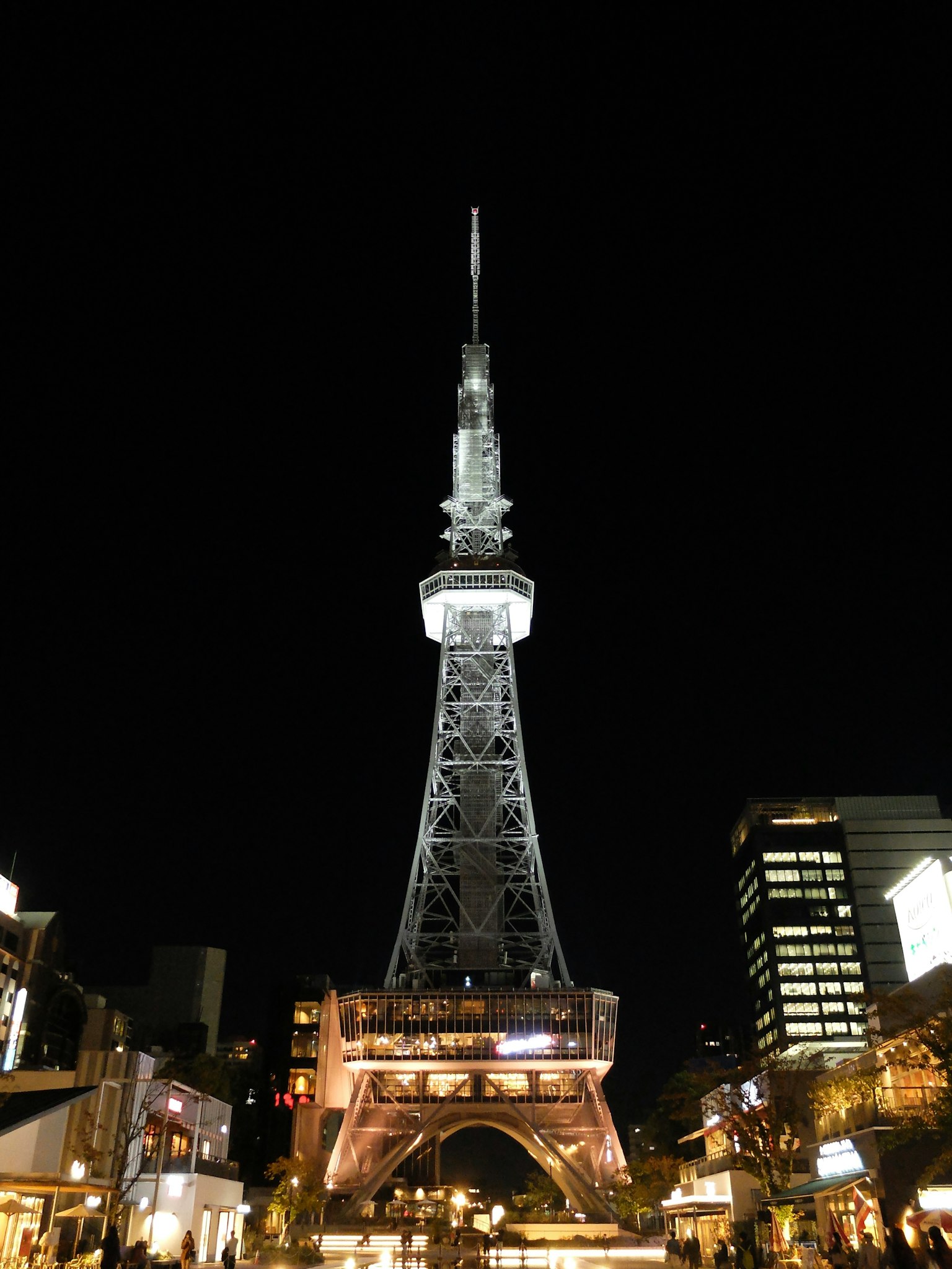 名古屋电视塔在夜间被照亮
