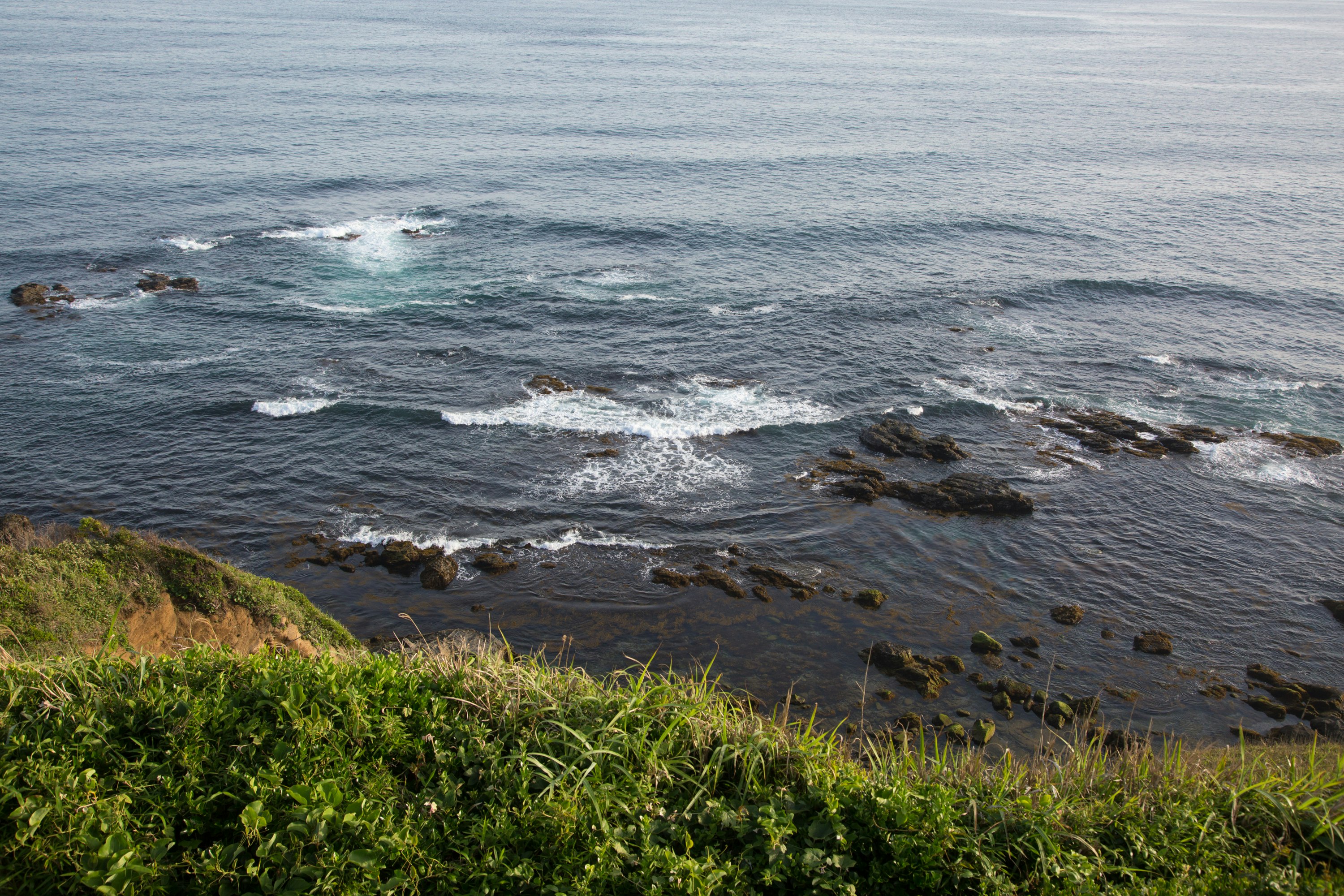 Vista costiera con rocce e onde nell'oceano