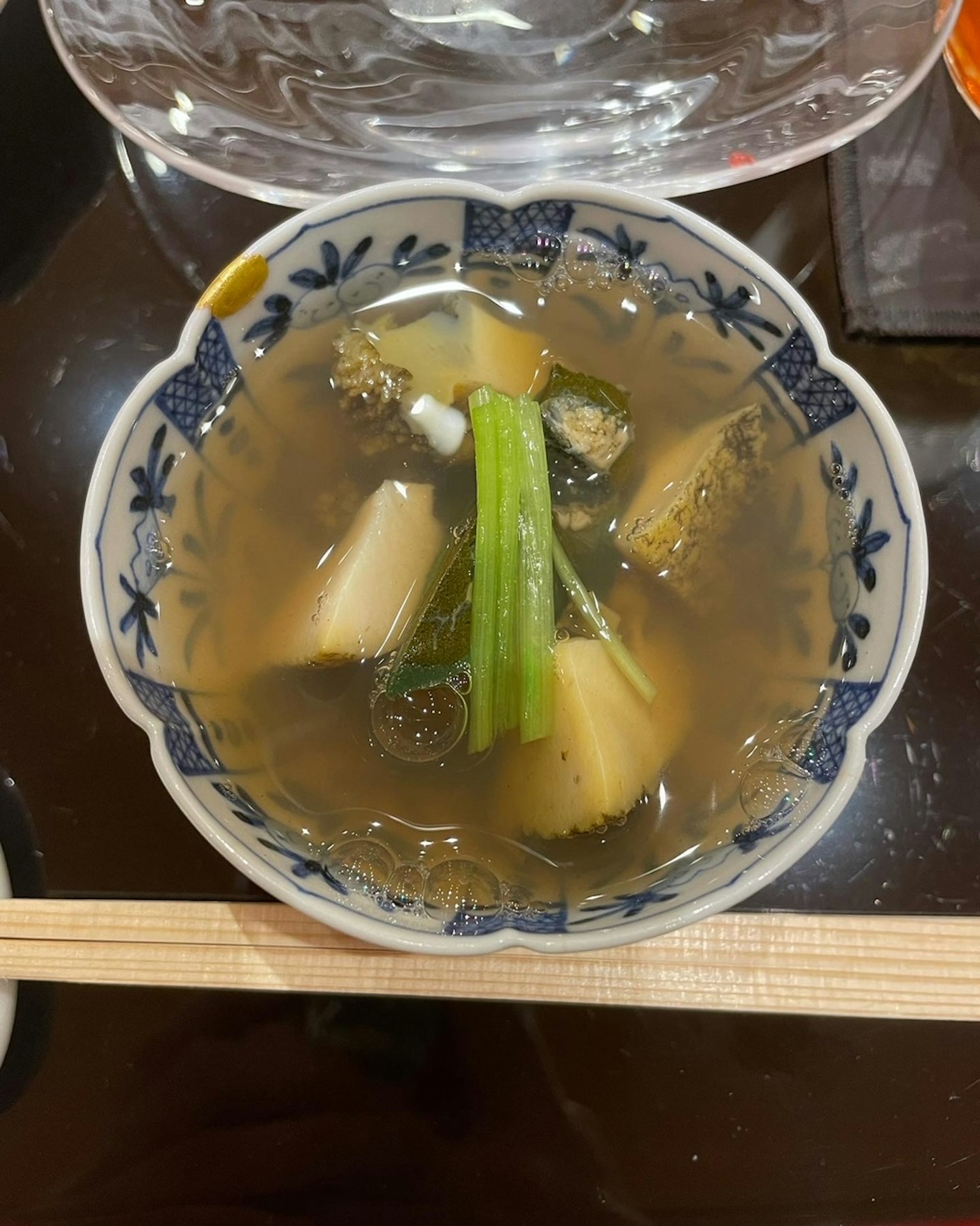 Un beau bol japonais contenant de la soupe de légumes avec des oignons verts