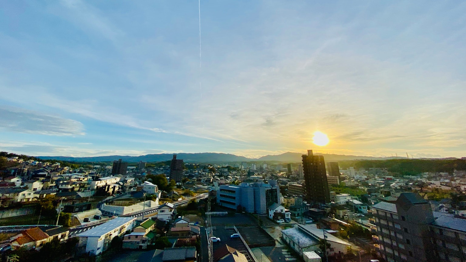 日落时分的城市全景 高楼和住宅区