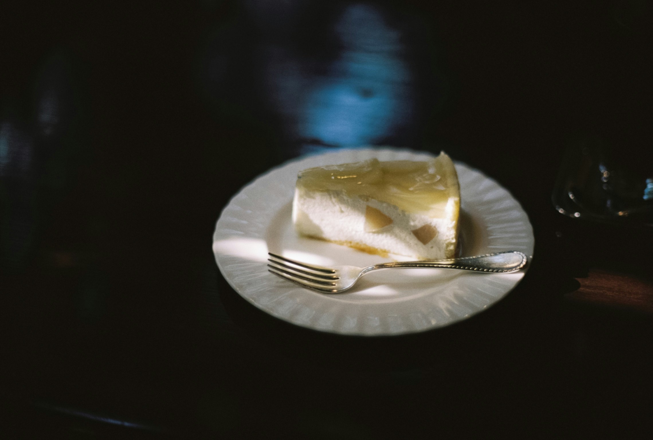 cheesecake su un piatto su sfondo scuro