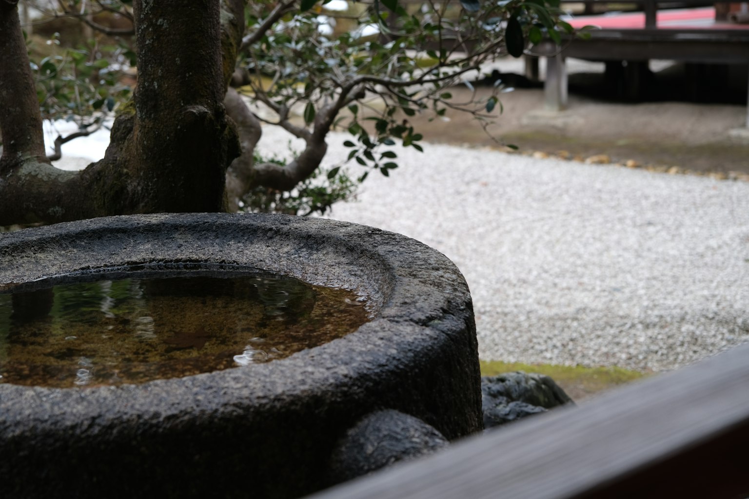 石頭水盆和砂石花園景觀