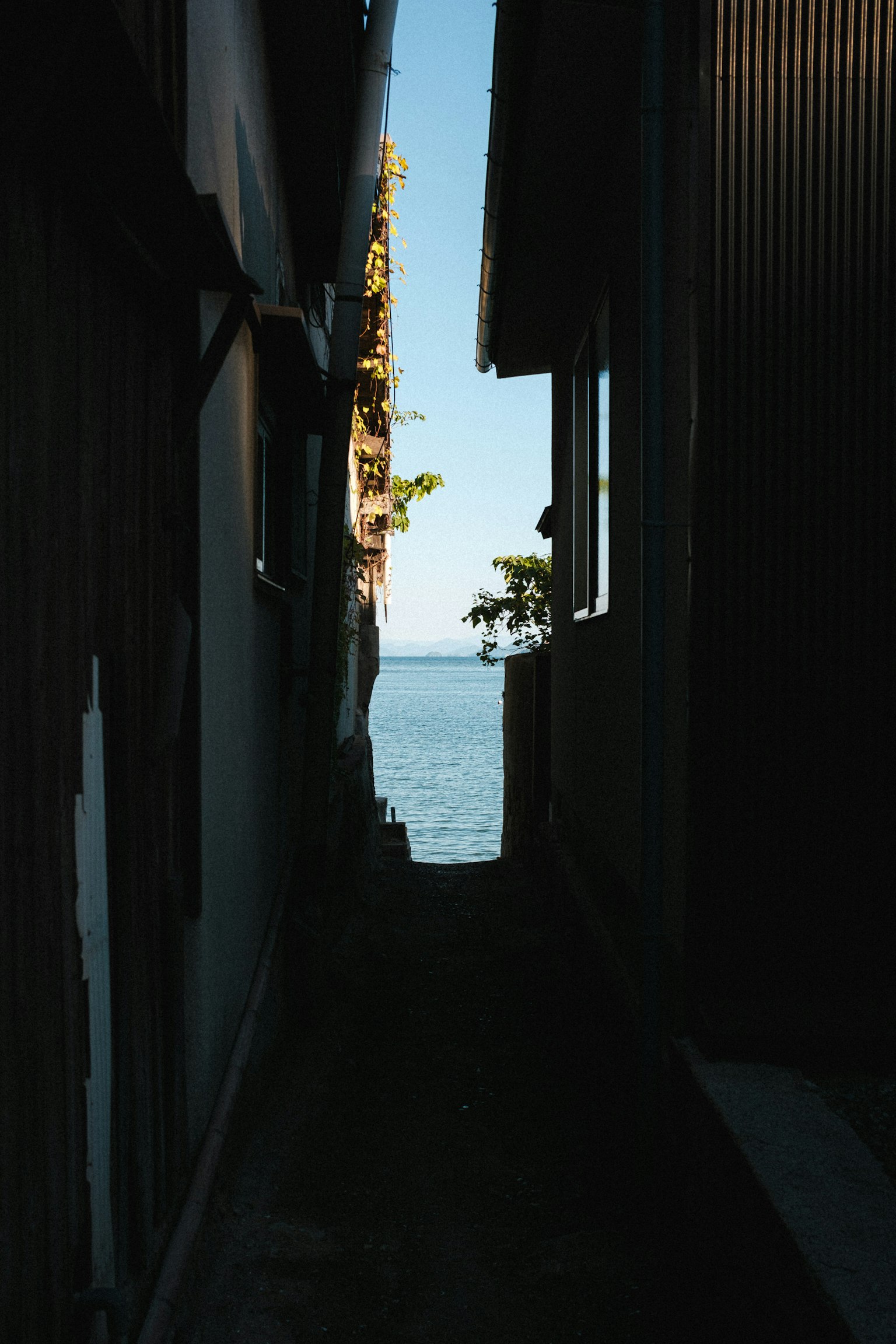 狹窄的通道通往海景