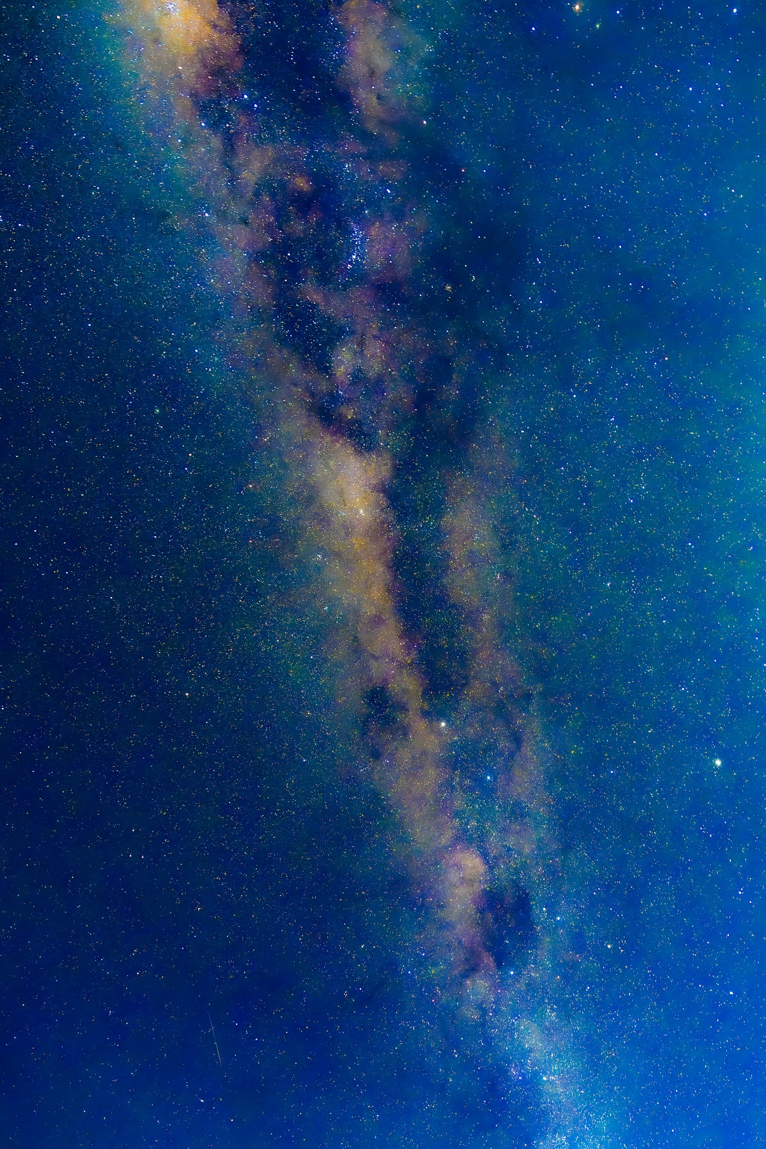 Gambar langit malam yang indah menampilkan bintang dan detail Galaksi Bima Sakti