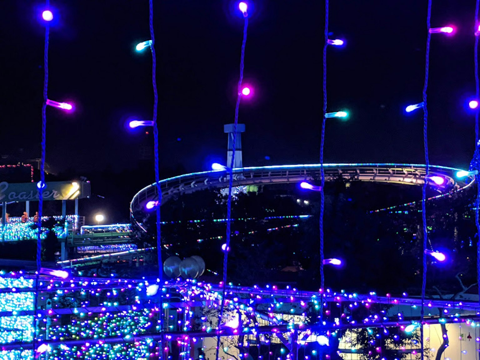 Scena notturna colorata con luci e decorazioni vivaci