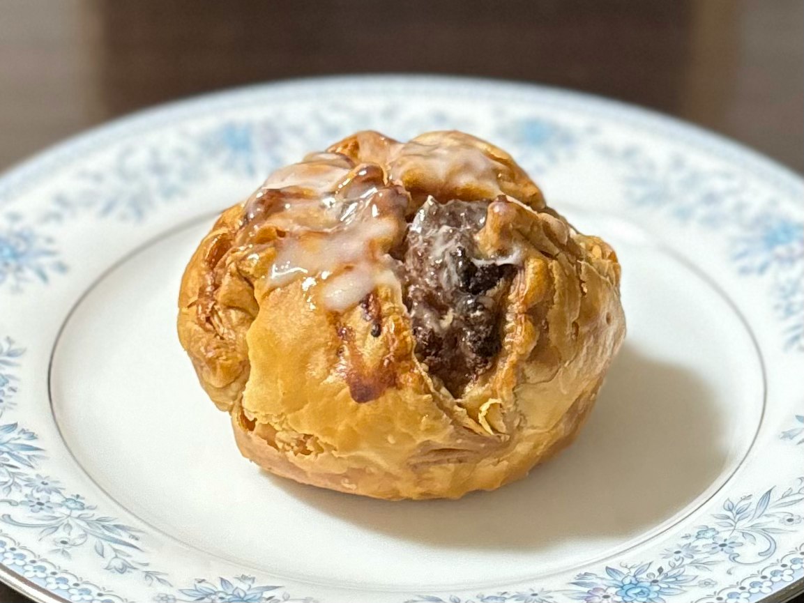 pastelito horneado con chocolate en un plato