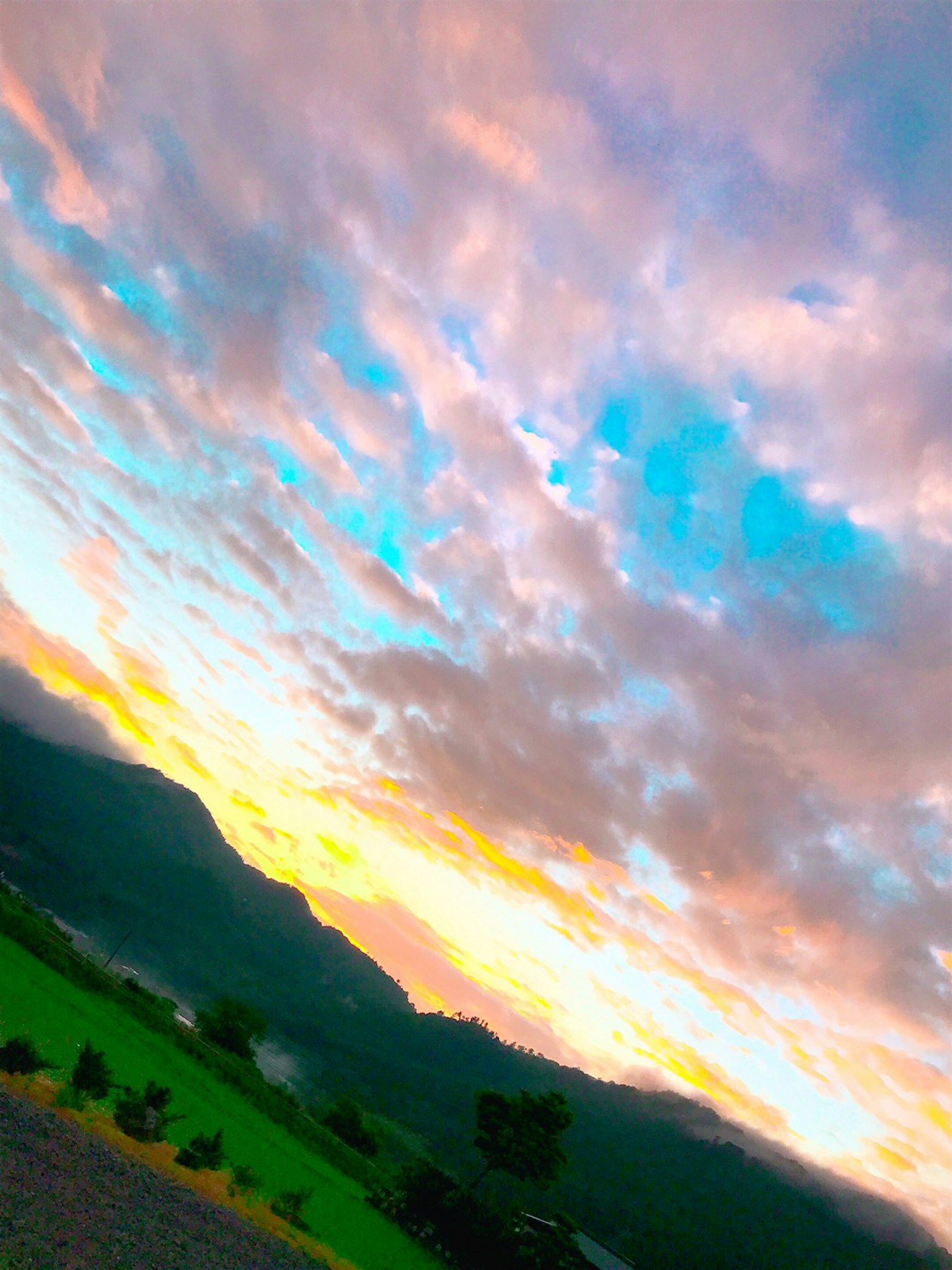 Hermosos colores de atardecer sobre montañas y cielo azul