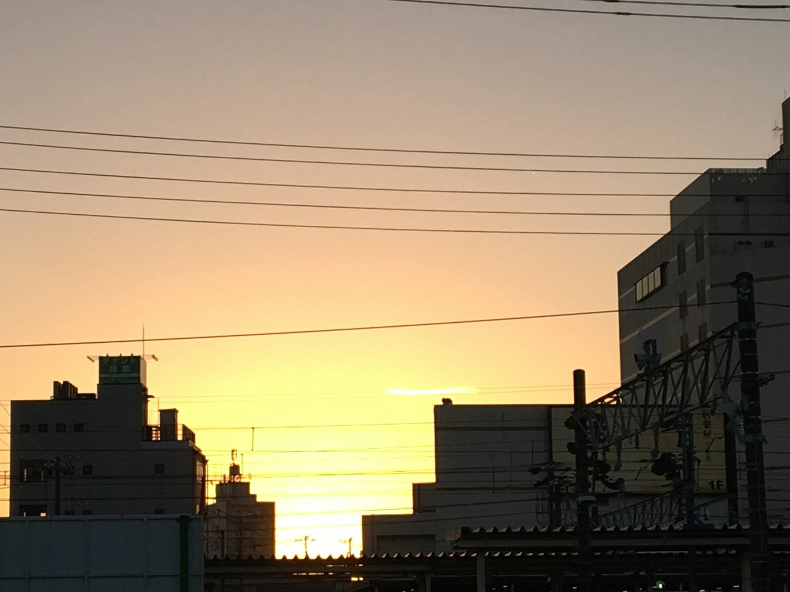建筑物之间的日落景观和电线