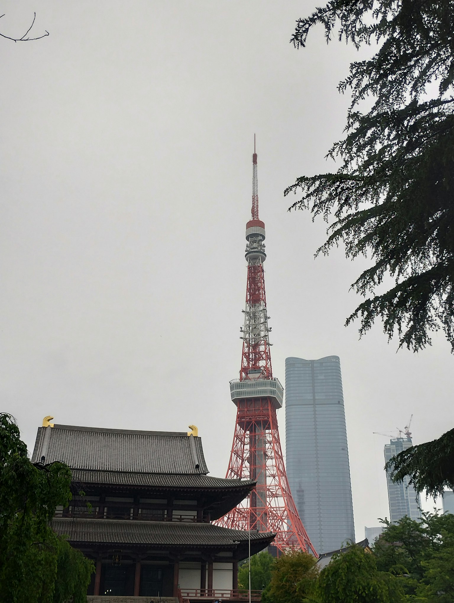 Vue de la Tour de Tokyo avec un bâtiment traditionnel par temps nuageux