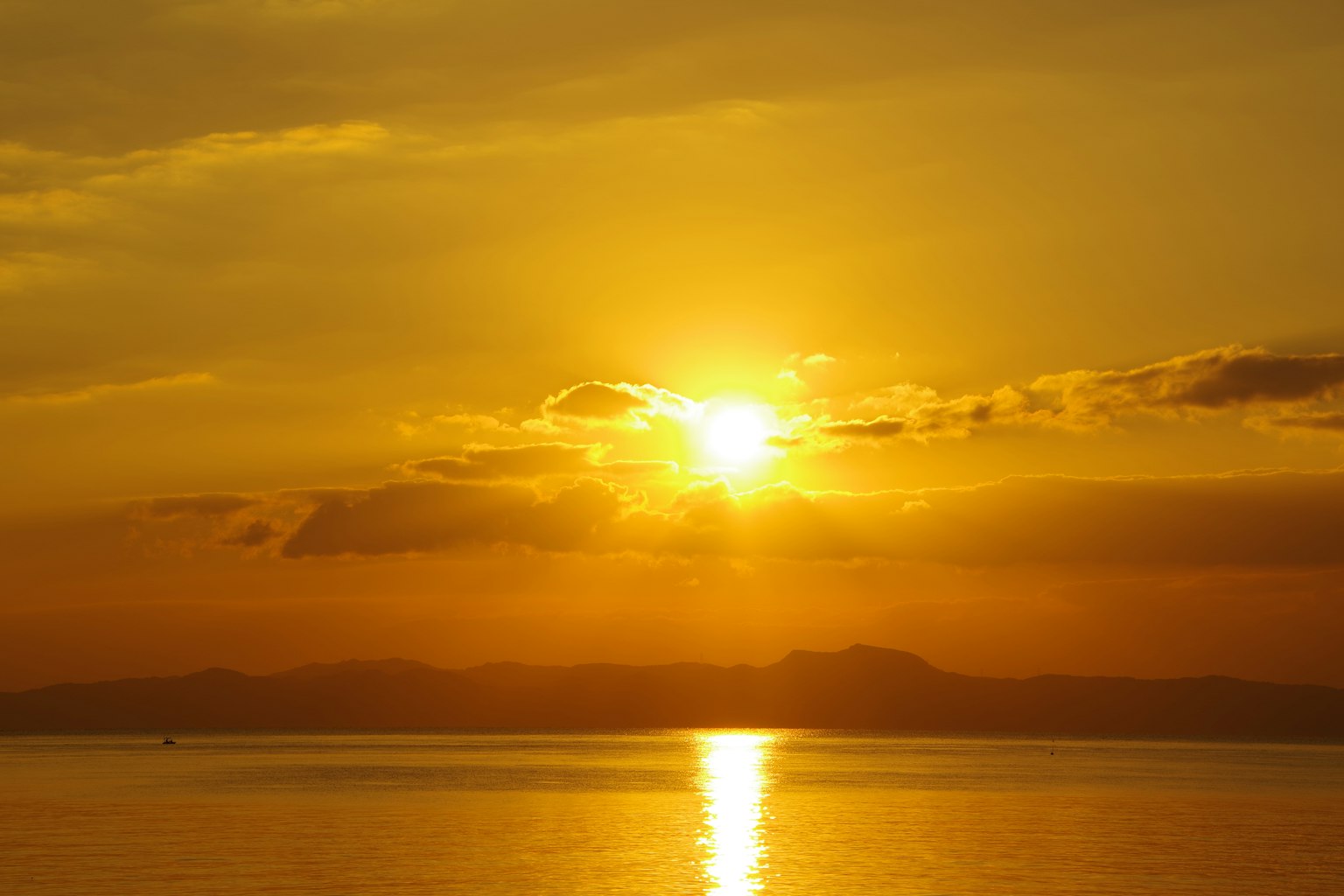 Magnifique coucher de soleil se reflétant sur l'océan