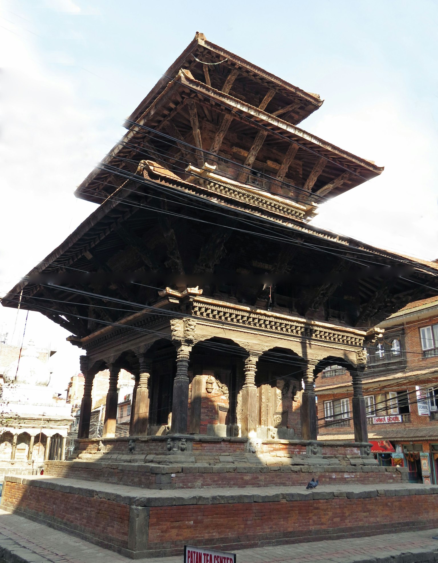 Struttura di tempio tradizionale a tre piani in Nepal