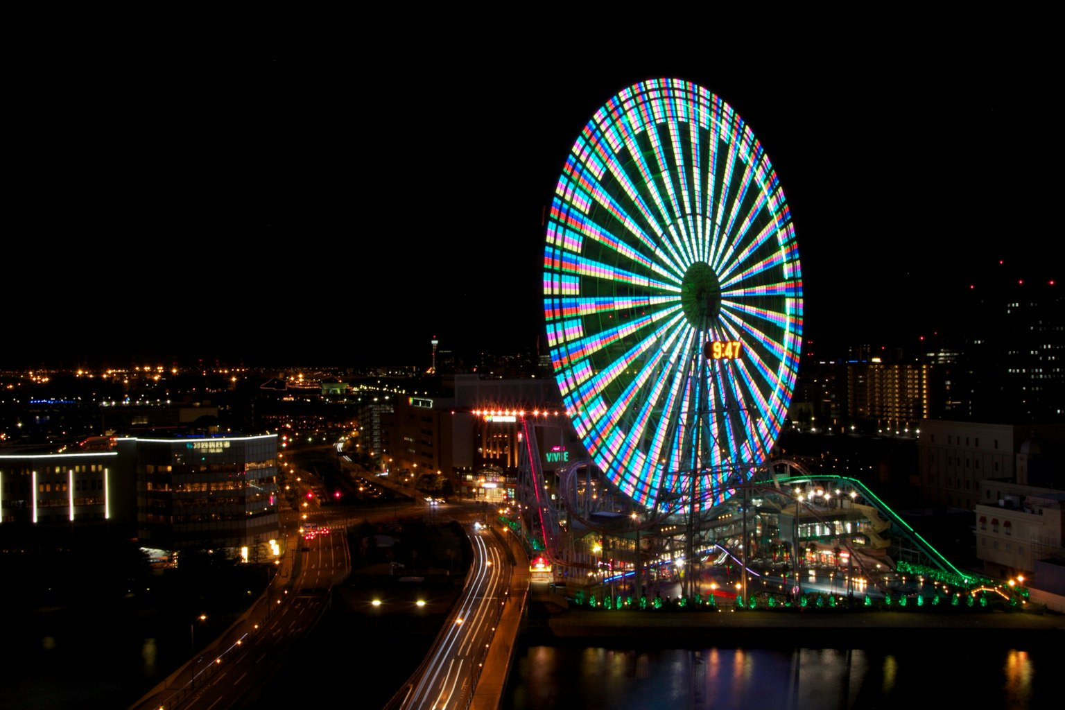 Vue nocturne d'une grande roue illuminée