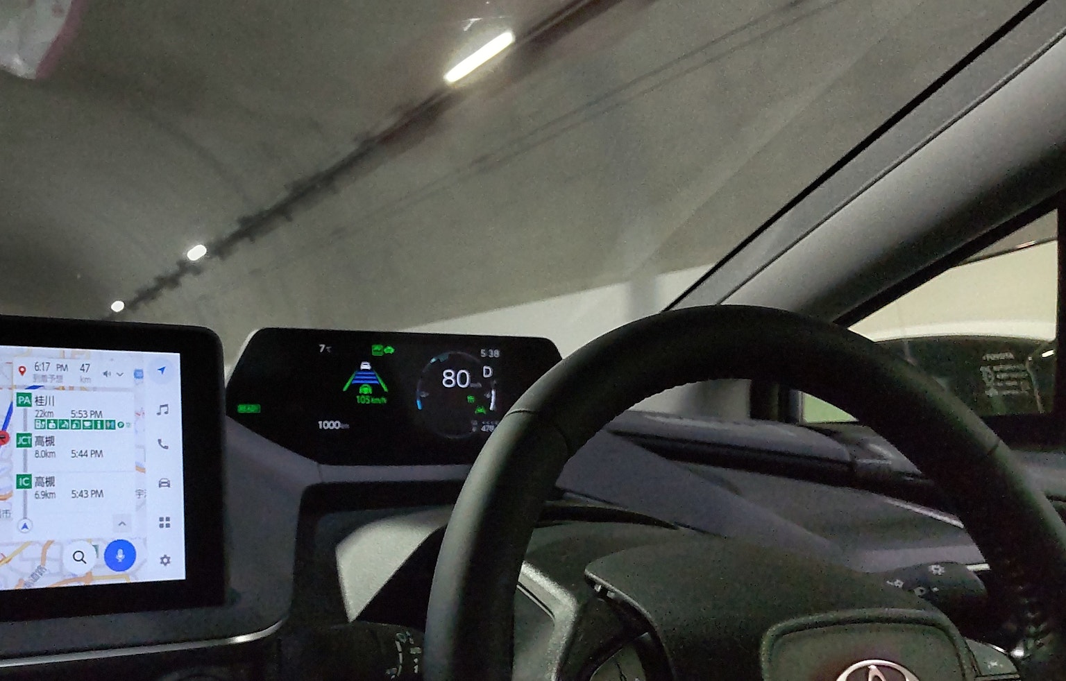 Vista desde el asiento del conductor dentro de un túnel mostrando el velocímetro y la pantalla de navegación