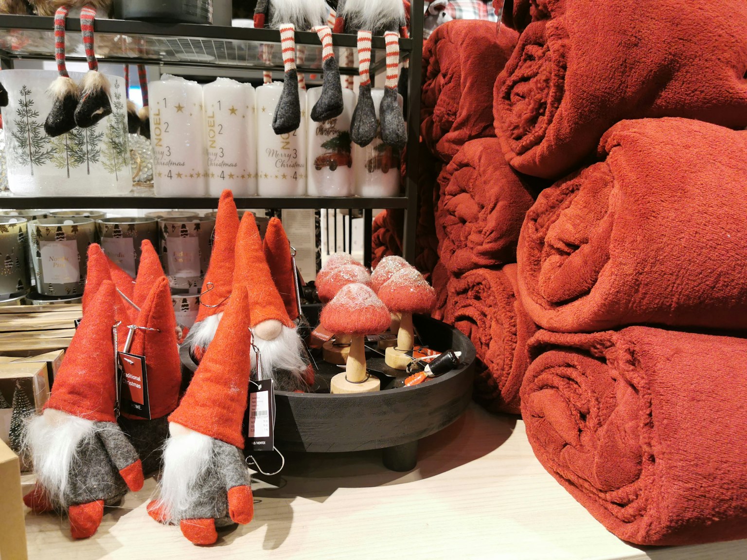 การจัดแสดงผ้าขนหนูสีแดงและโนมที่น่ารักในร้านค้า
