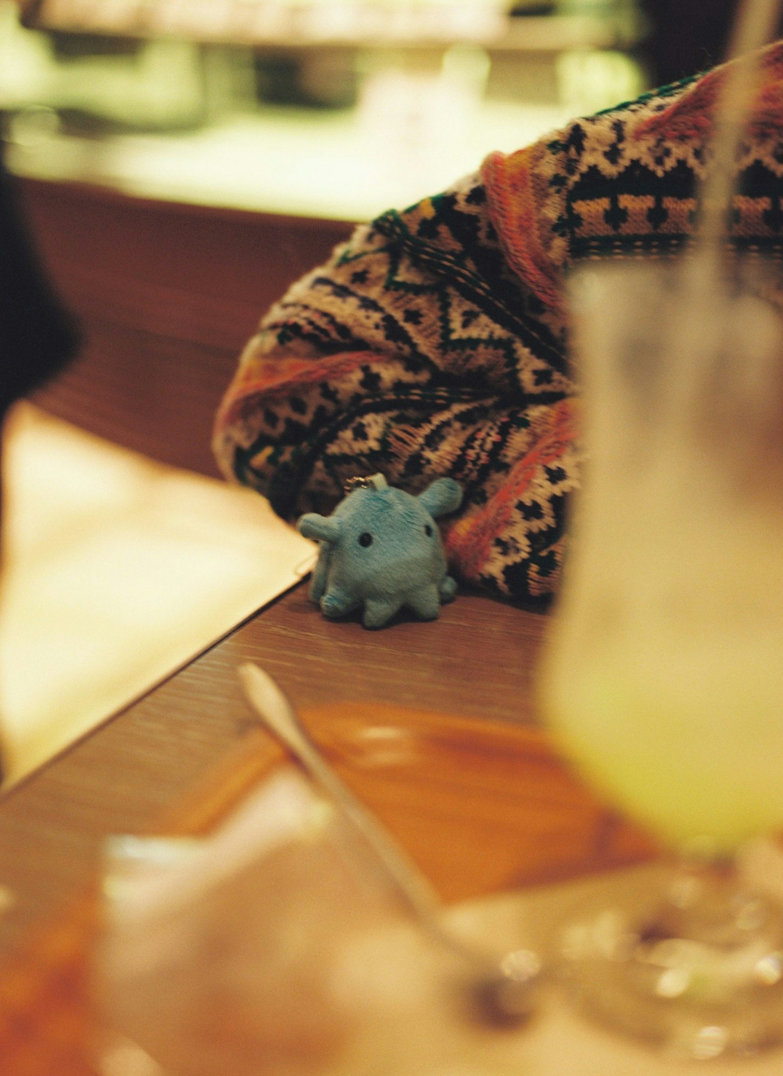 Una piccola figurina di elefante blu posata su un tavolo durante una scena di pranzo informale