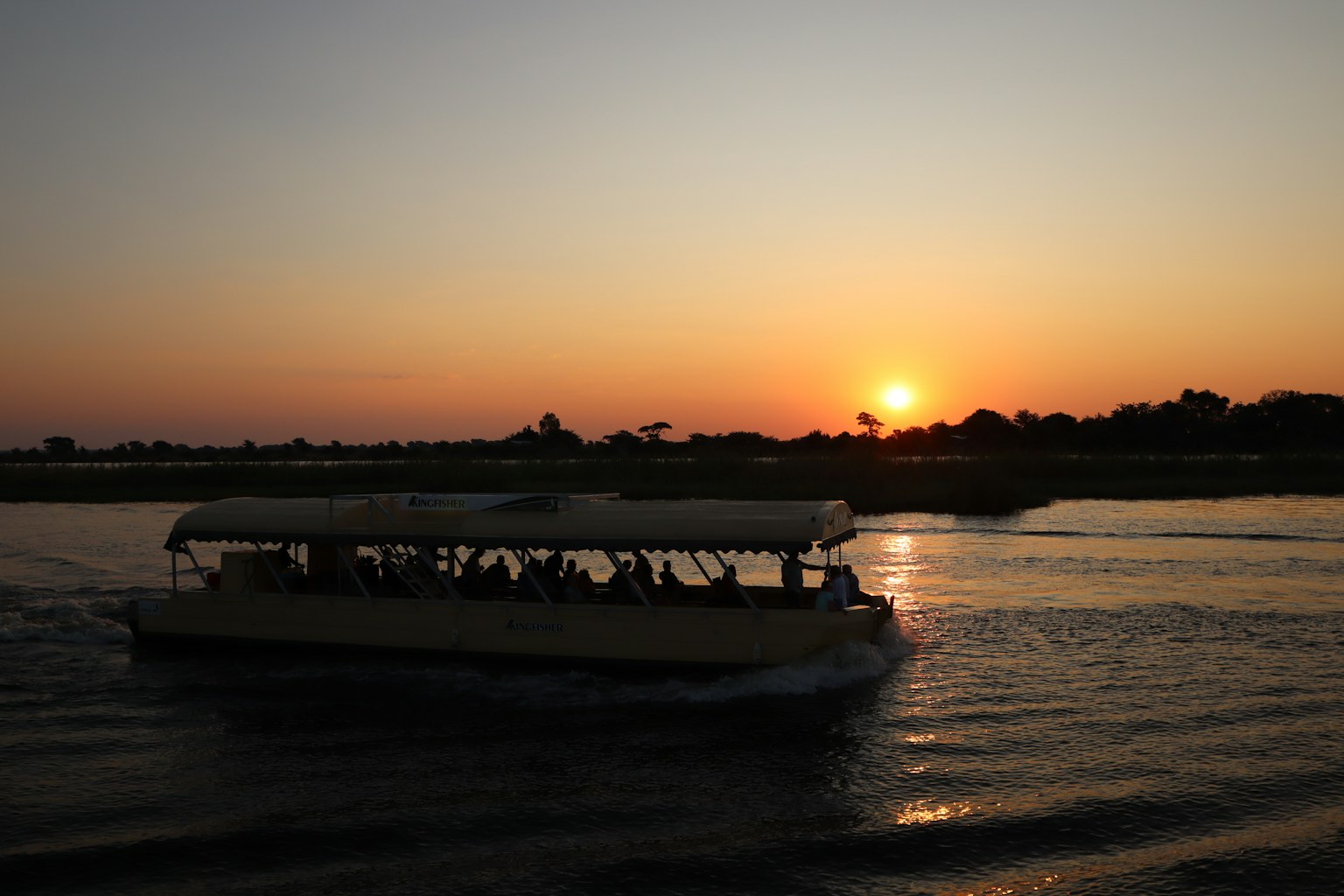Bootstour auf dem Fluss bei Sonnenuntergang