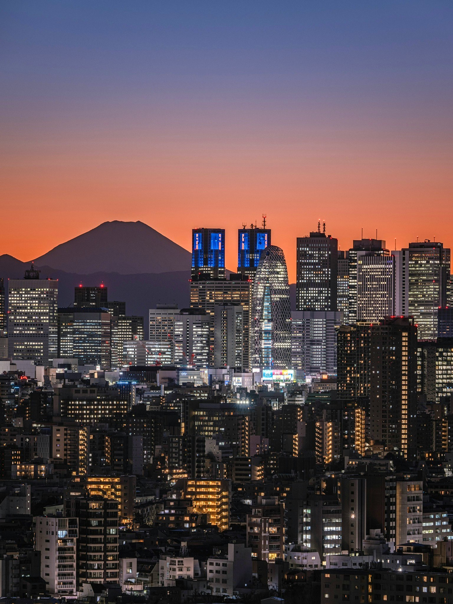 Pemandangan matahari terbenam yang menakjubkan dari cakrawala Tokyo dengan Gunung Fuji di latar belakang
