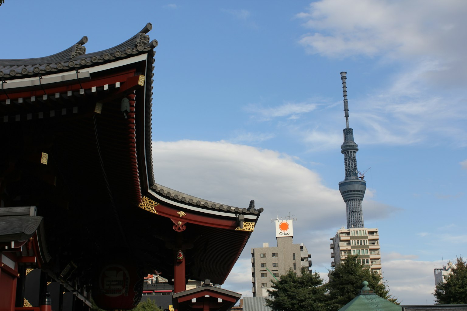 Contraste entre la Tokyo Skytree et l'architecture traditionnelle