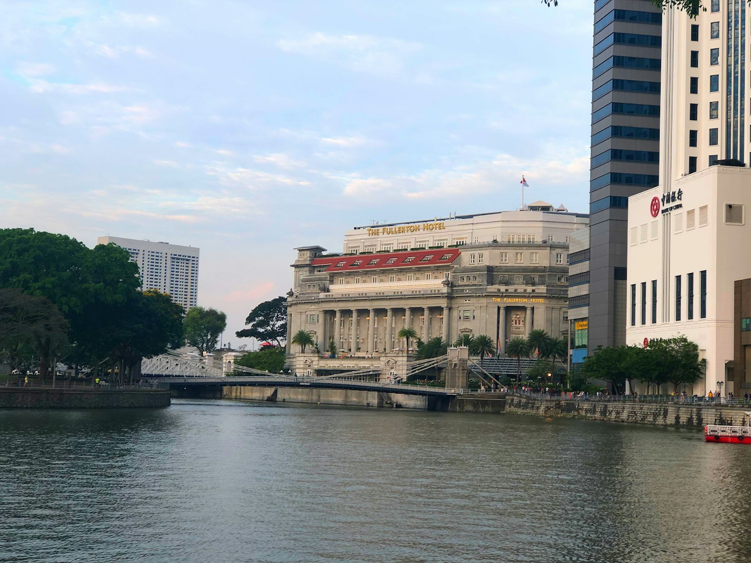 新加坡河畔景色 具歷史建築和現代摩天大樓