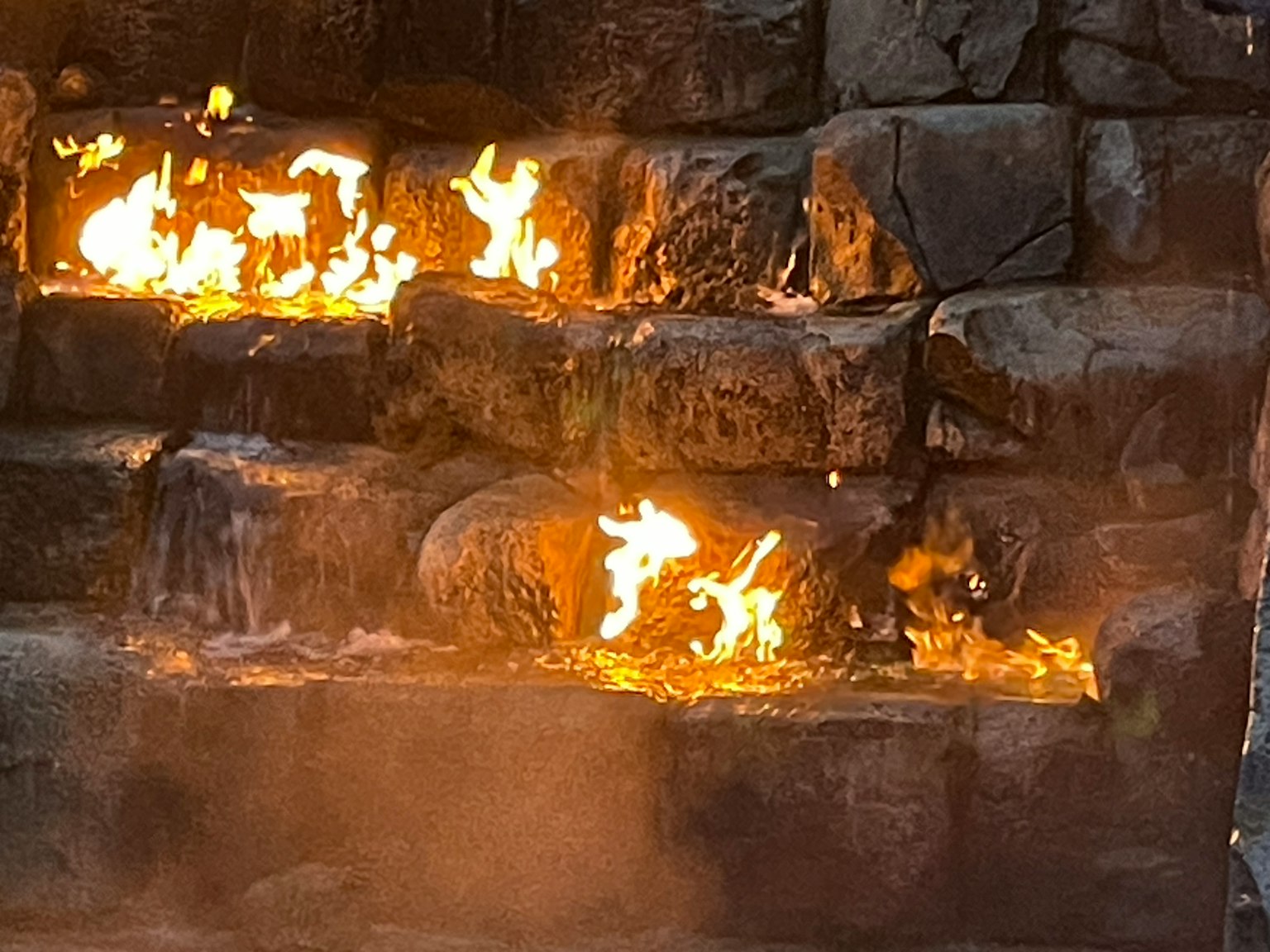 Flammes brûlant sur des marches en pierre