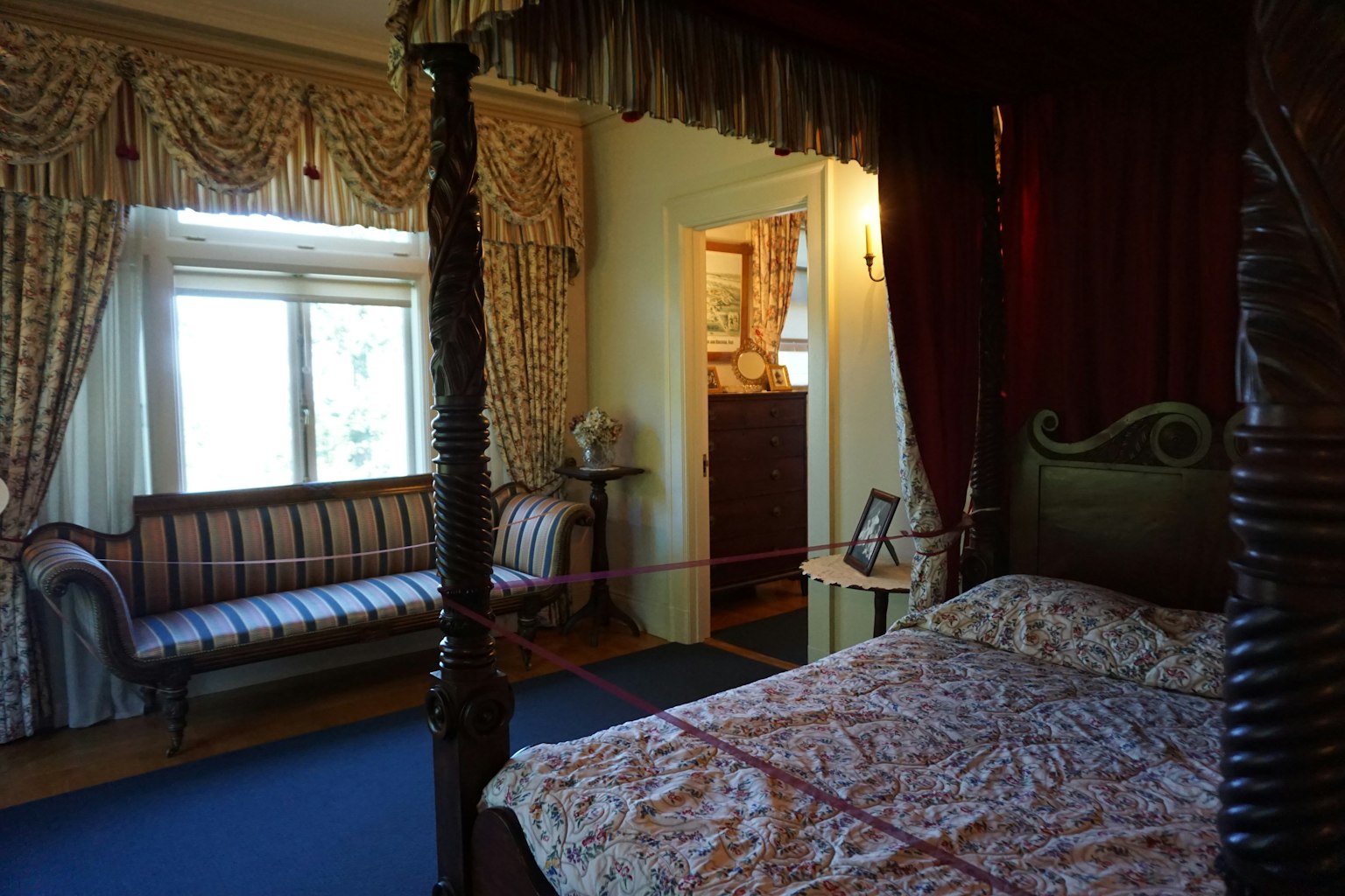 Interno di una stanza con un letto lussuoso e un divano classico